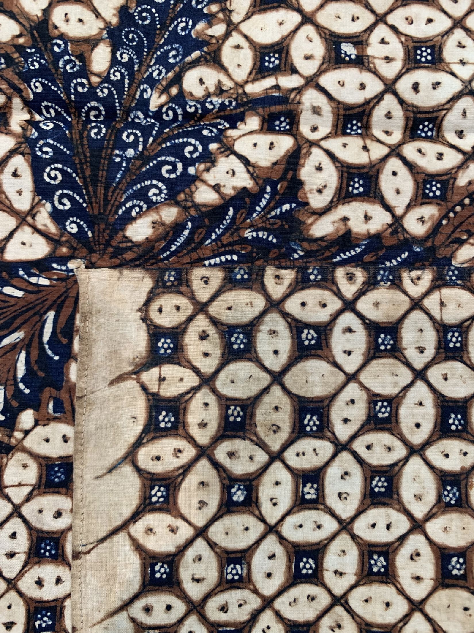 Detail c: Yogya Kain Panjang Batik, Tulis, Java, um 1950, Baumwolle, EHZ: 1-2, leicht verblasst, ca. 274 x 107 cm.