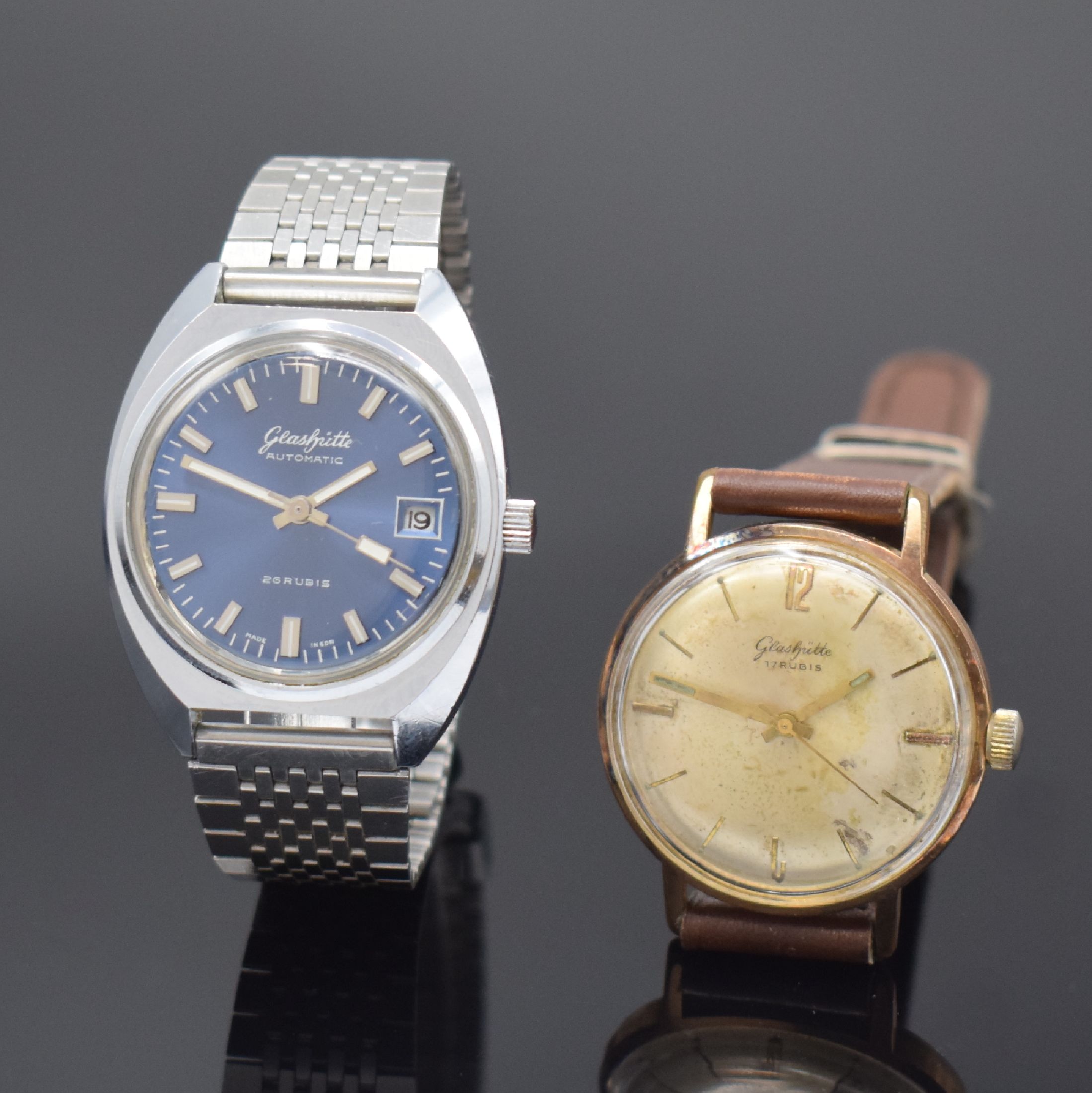 GUB GLASHÜTTE 2 Armbanduhren, DDR um 1965 / 1970, Handaufzug / Automatik, 1.) verchromtes Geh. m. aufgedr. Stahlboden, blaues Zifferbl., silb. ...