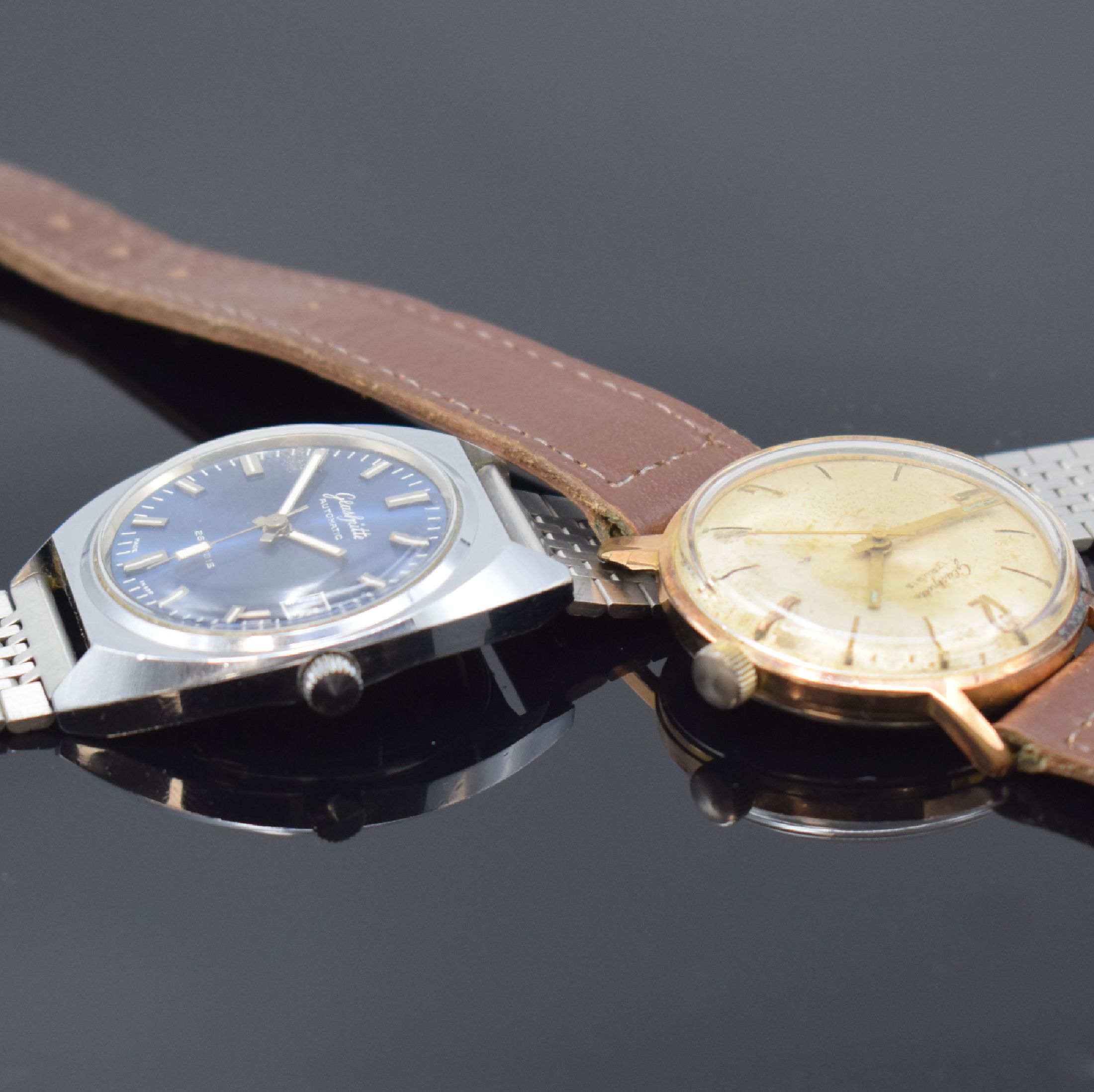 Detail a: GUB GLASHÜTTE 2 Armbanduhren, DDR um 1965 / 1970, Handaufzug / Automatik, 1.) verchromtes Geh. m. aufgedr. Stahlboden, blaues Zifferbl., silb. ...