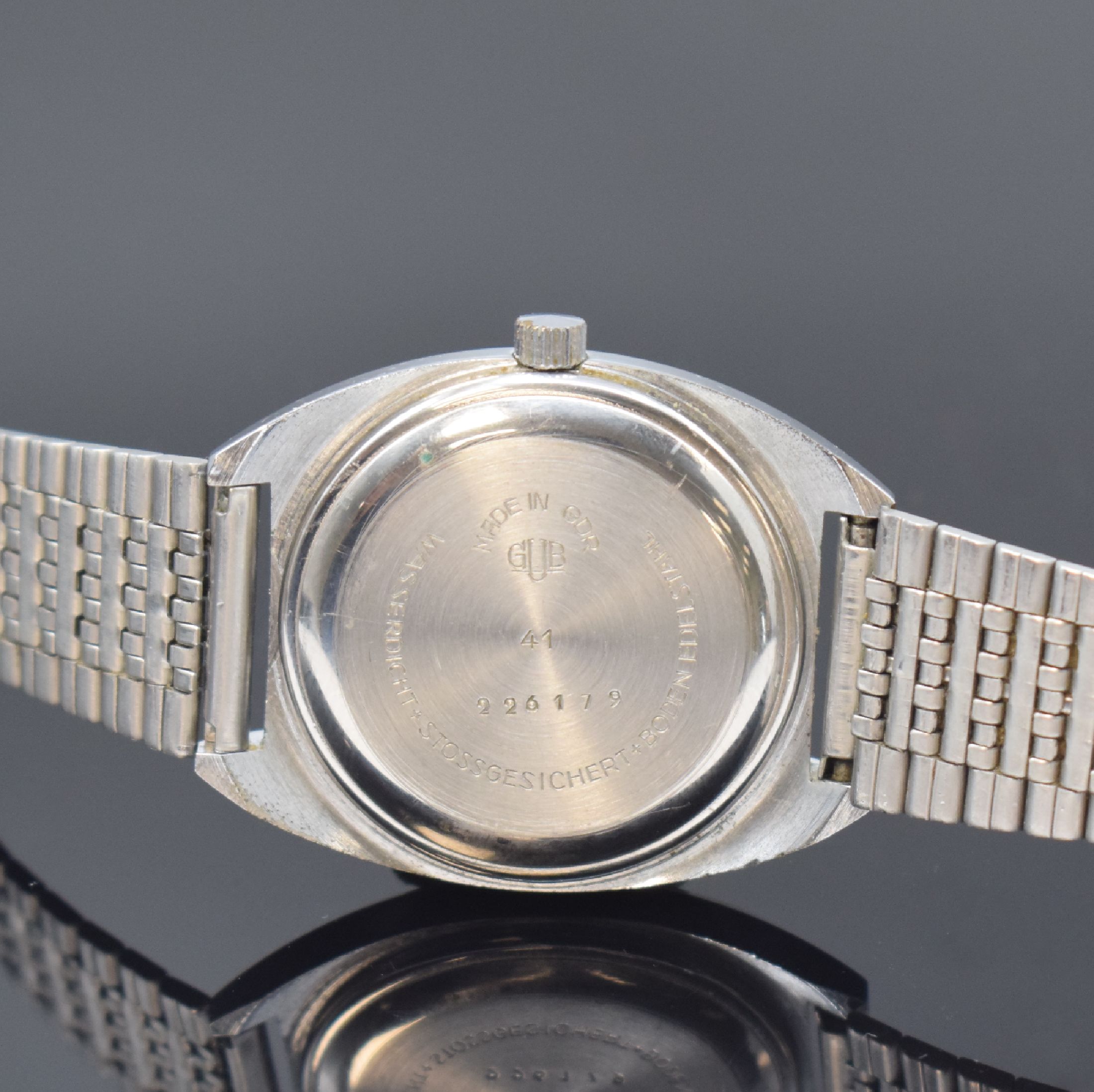 Detail b: GUB GLASHÜTTE 2 Armbanduhren, DDR um 1965 / 1970, Handaufzug / Automatik, 1.) verchromtes Geh. m. aufgedr. Stahlboden, blaues Zifferbl., silb. ...