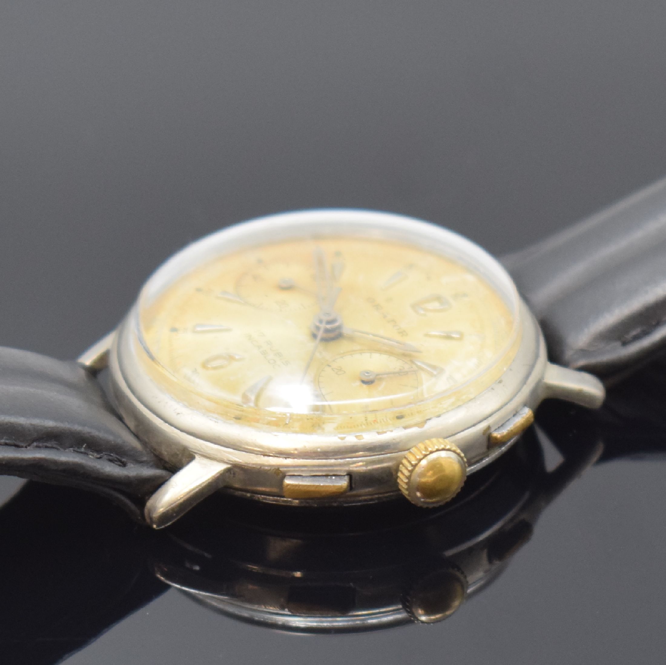 Detail b: ORATOR Armbandchronograph, Schweiz um 1950, Handaufzug, vern. Geh., gedr. Stahlboden, silb. Zifferbl. stark pat./fl., silb. Zeiger, vern. Werk Kal. ...