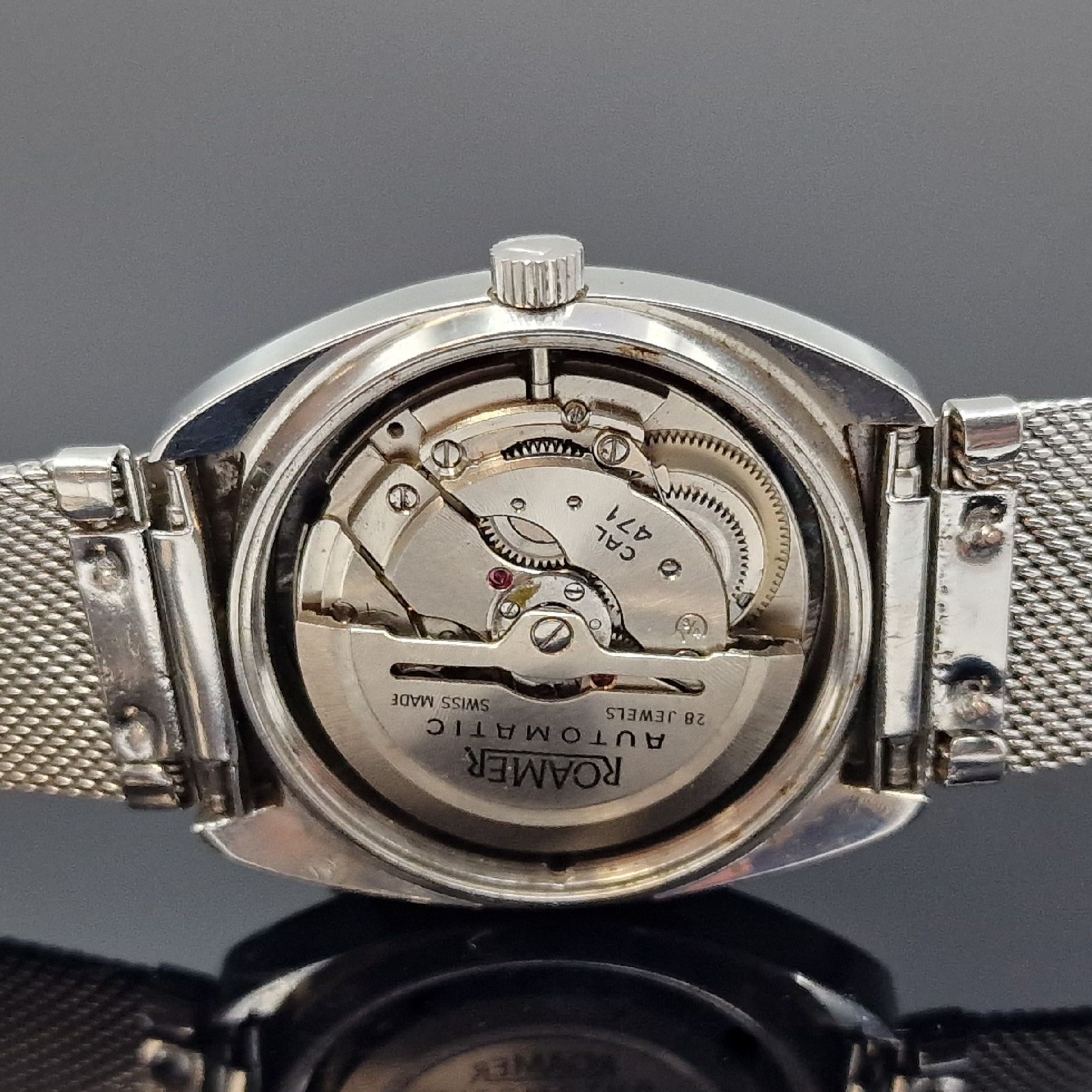 Detail e: ROAMER Mustang Rotodate Armbanduhr in Stahl, Schweiz um 1970, Automatik, verschr. Geh., orig. Krone, graues Zifferbl., silb. Indizes u. Zeiger, Datum ...