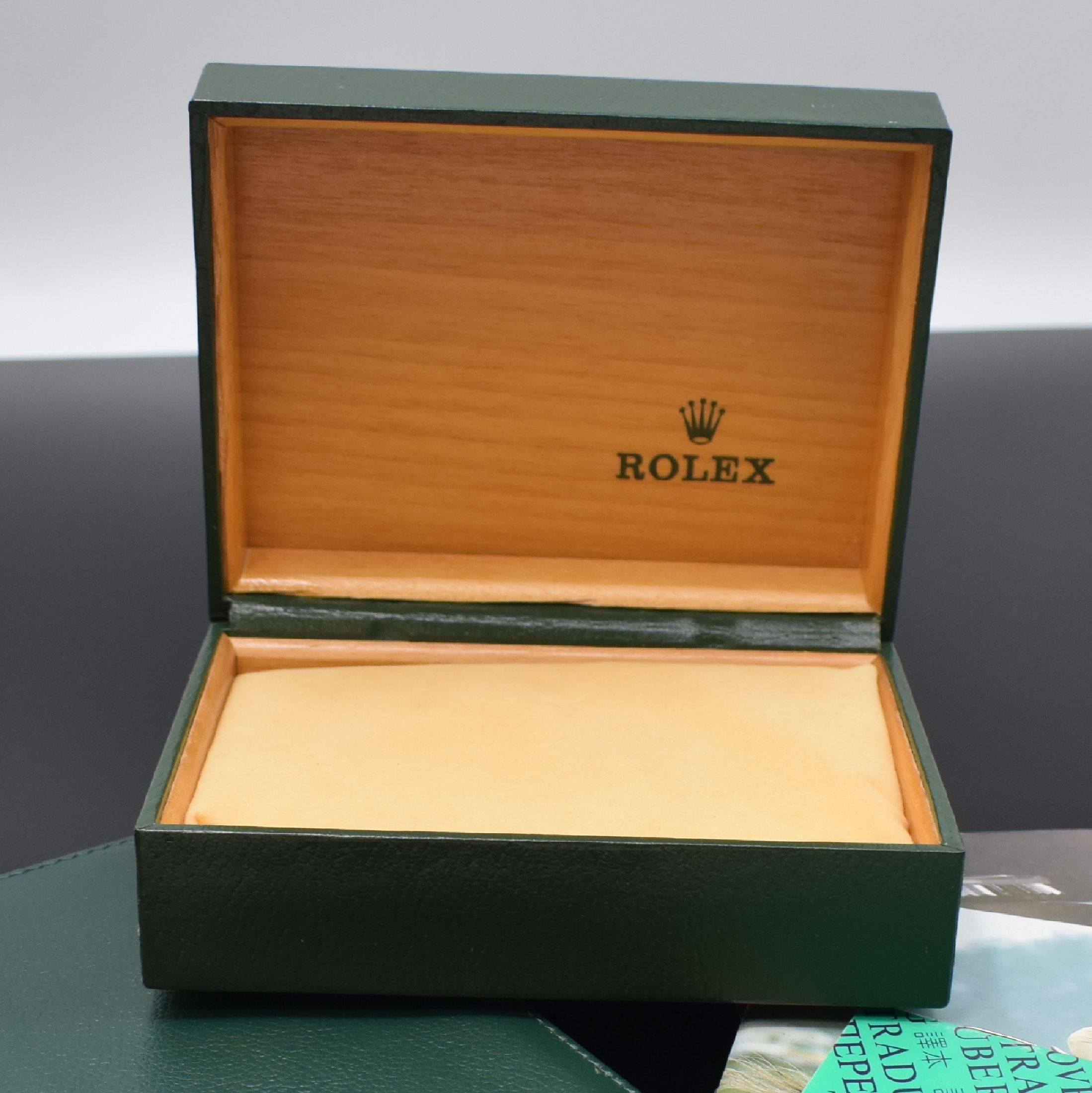 Detail a: ROLEX Set bestehend aus Box, 3 Beschreibungen, Kugelschreiber und Ledermäppchen, Schweiz, 1) Box Ref. 10.00.01 (inlay neutral ers.), 2) ...