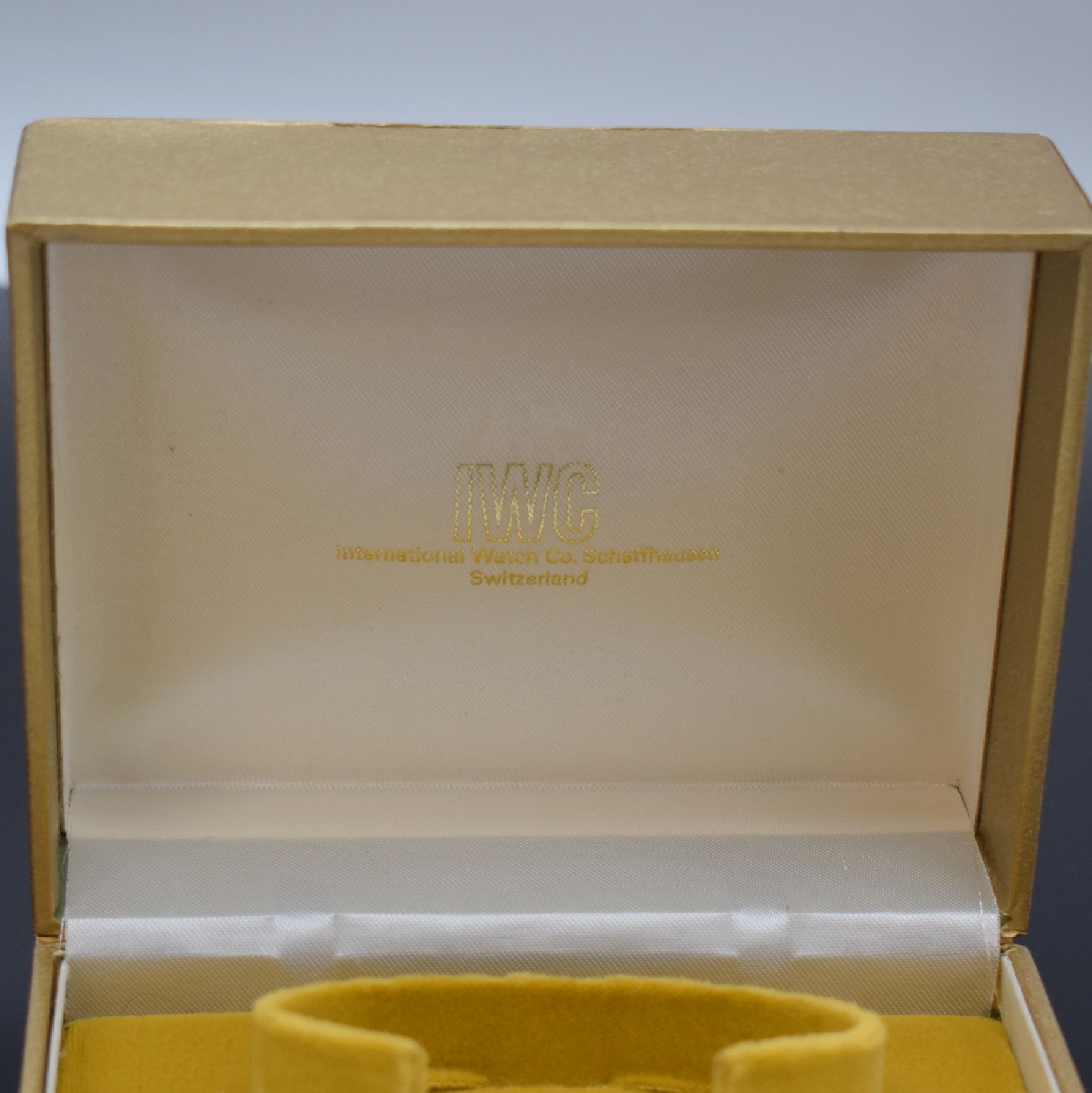 Detail a: IWC seltene goldene Box für Armbanduhr, Schweiz um 1965, passend z. B. für Ingenieur u. andere Modelle, M. ca. 5,5 x 12,4 x 9,5 cm, mit Spange, ...