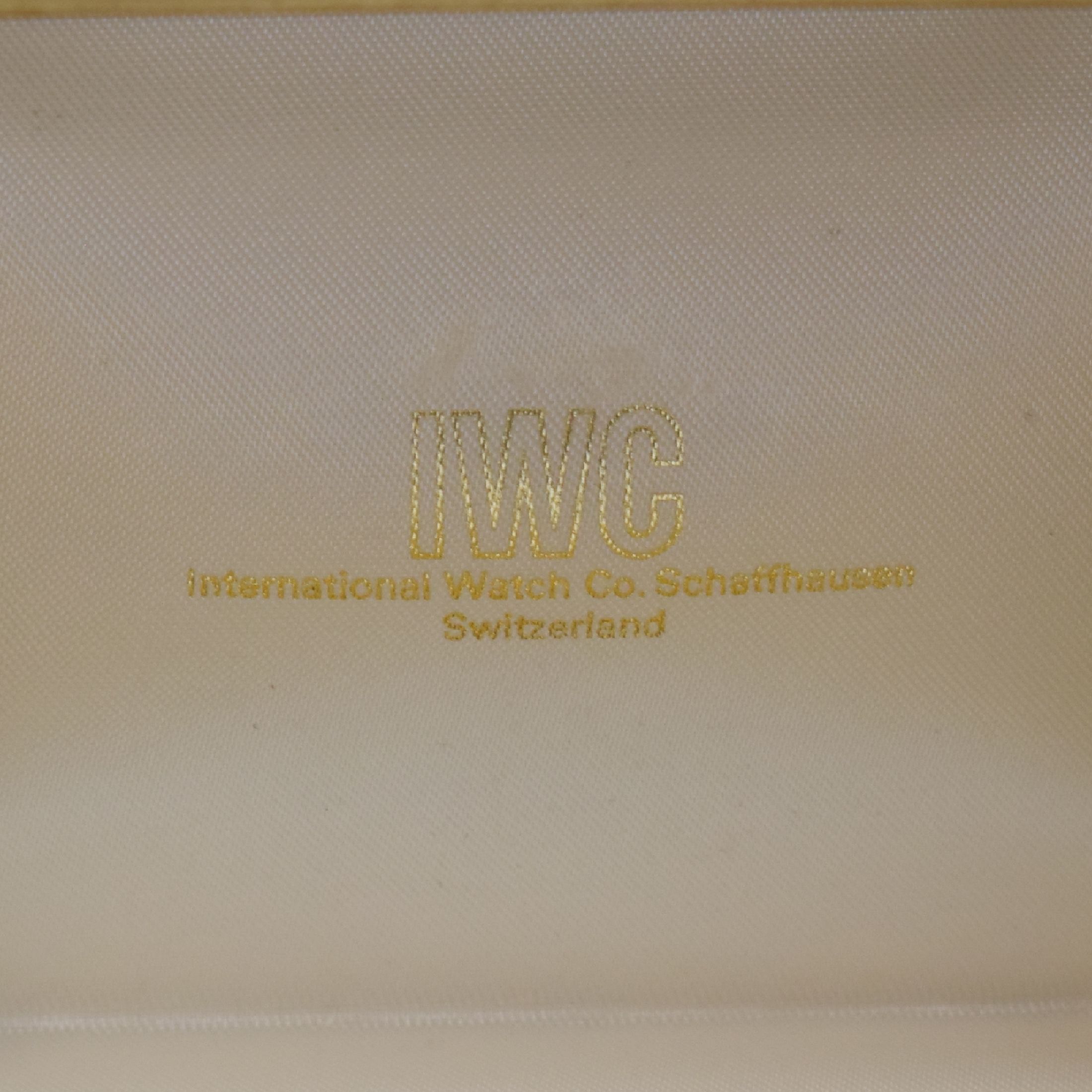 Detail b: IWC seltene goldene Box für Armbanduhr, Schweiz um 1965, passend z. B. für Ingenieur u. andere Modelle, M. ca. 5,5 x 12,4 x 9,5 cm, mit Spange, ...