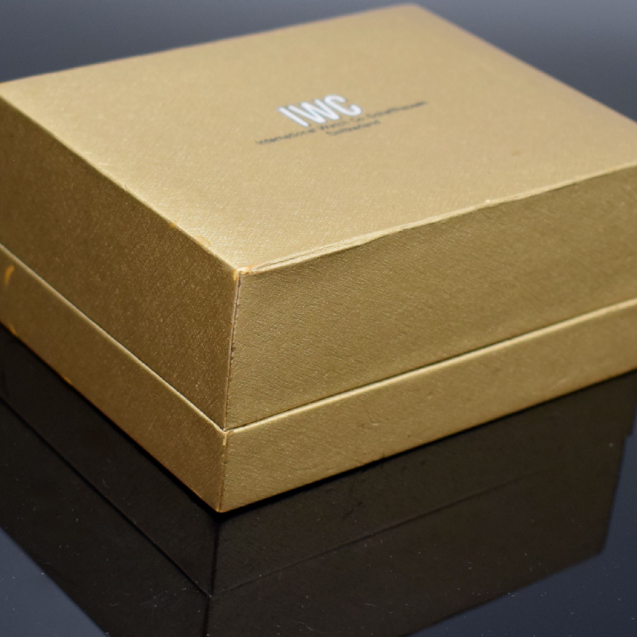Detail d: IWC seltene goldene Box für Armbanduhr, Schweiz um 1965, passend z. B. für Ingenieur u. andere Modelle, M. ca. 5,5 x 12,4 x 9,5 cm, mit Spange, ...