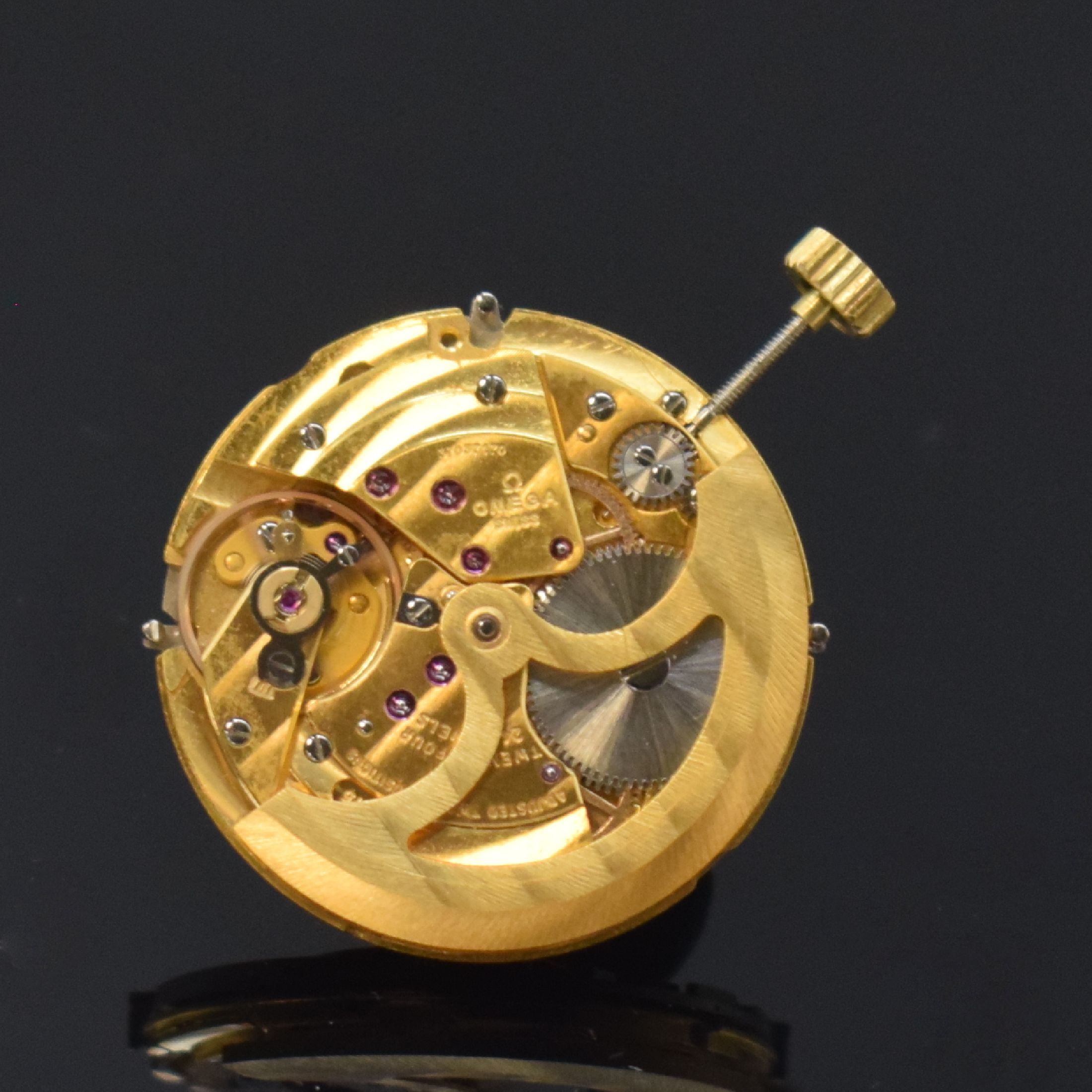 Detail d: OMEGA Werk Kaliber 715 mit Kalender, Schweiz um 1974, Automatik, verg., Streifenschliff, 24 St., 2 Adj., Feinreg., mit A-Welle, gehf., Nutzsp., ...