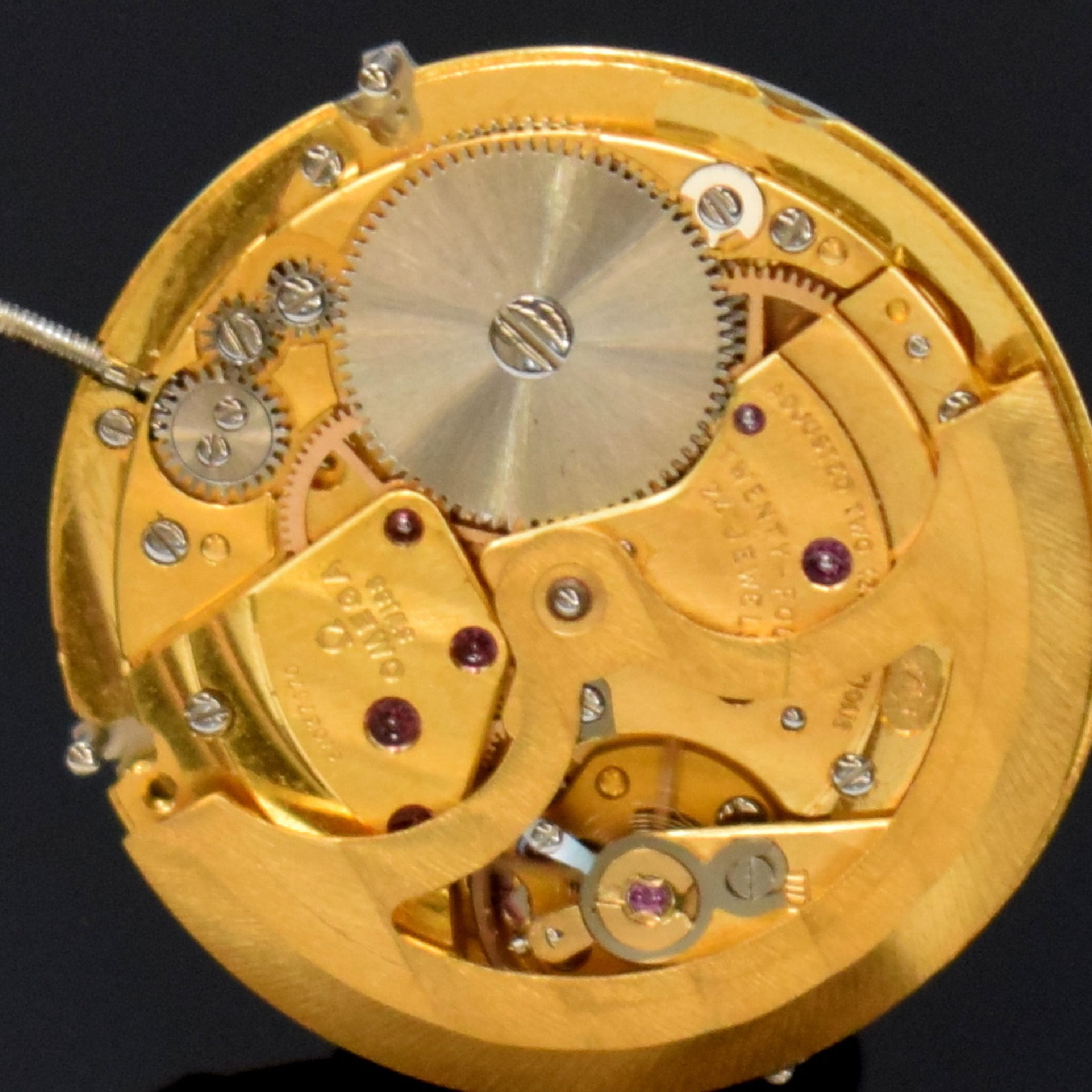 Detail f: OMEGA Werk Kaliber 715 mit Kalender, Schweiz um 1974, Automatik, verg., Streifenschliff, 24 St., 2 Adj., Feinreg., mit A-Welle, gehf., Nutzsp., ...