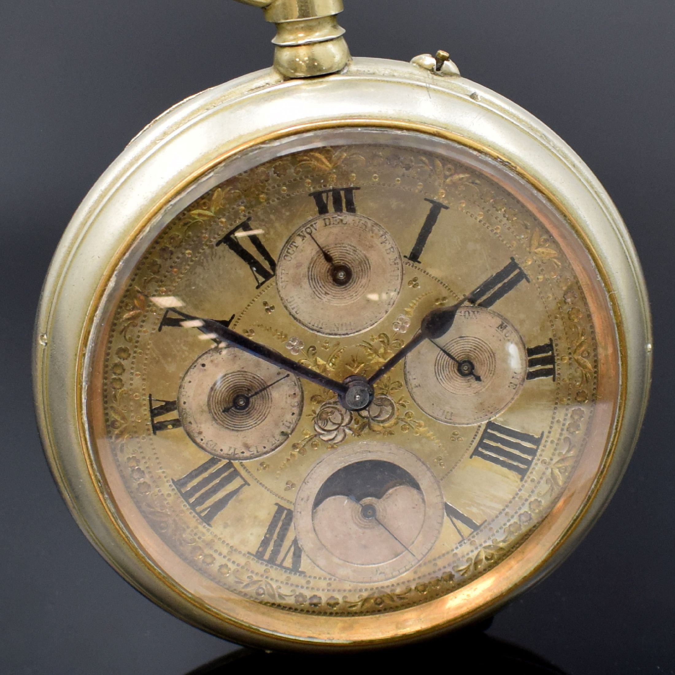 Detail a: Große Taschenuhr in Nickel mit Vollkalender, Schweiz um 1900, offenes Gehäuse, Metallzifferbl. m. Vollkalenderanzeige altersbed. pat. bzw. fl., ...