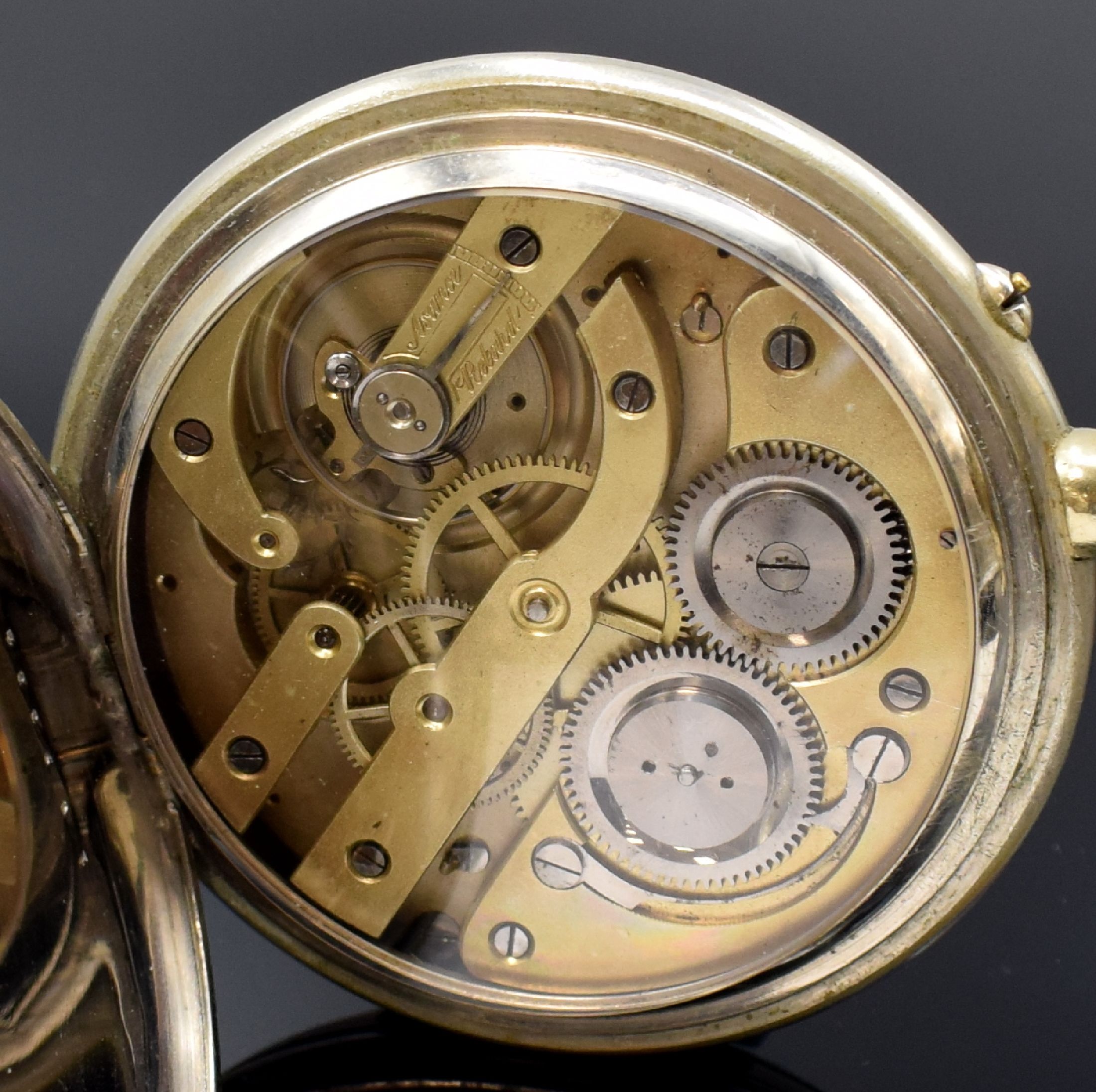 Detail d: Große Taschenuhr in Nickel mit Vollkalender, Schweiz um 1900, offenes Gehäuse, Metallzifferbl. m. Vollkalenderanzeige altersbed. pat. bzw. fl., ...