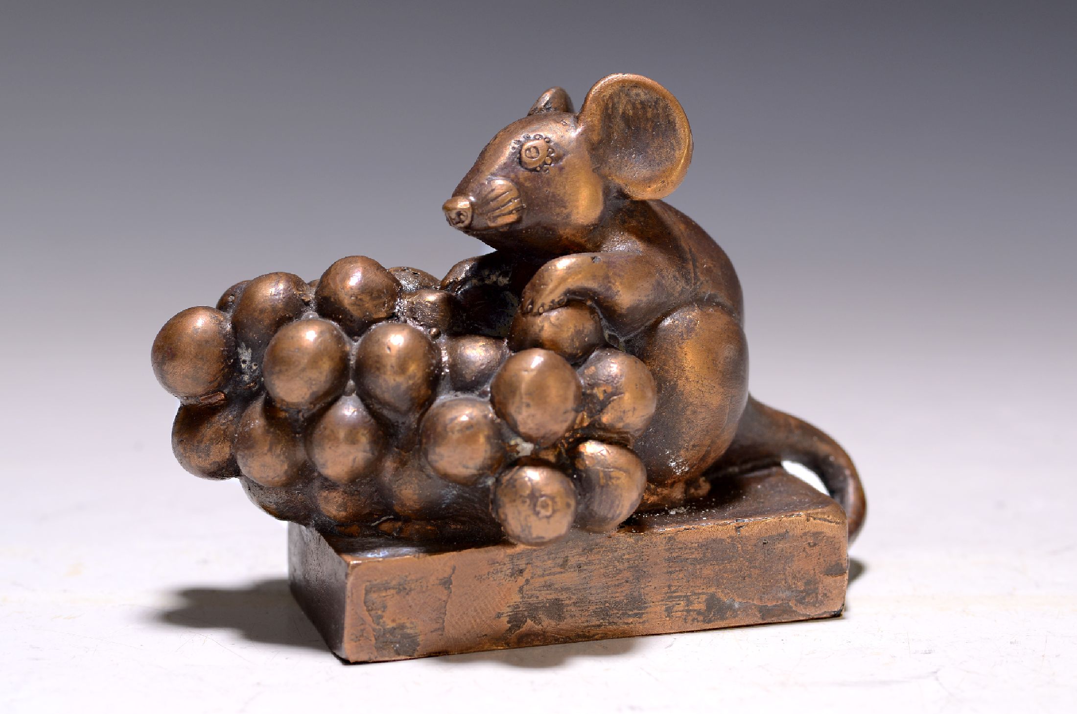 Gernot Rumpf, geb. 1941 Kaiserslautern, Maus auf Traubenhenkel, Bronze, signiert und dt. 2002, num.8/25, ca. 8.5x11x5.5cm