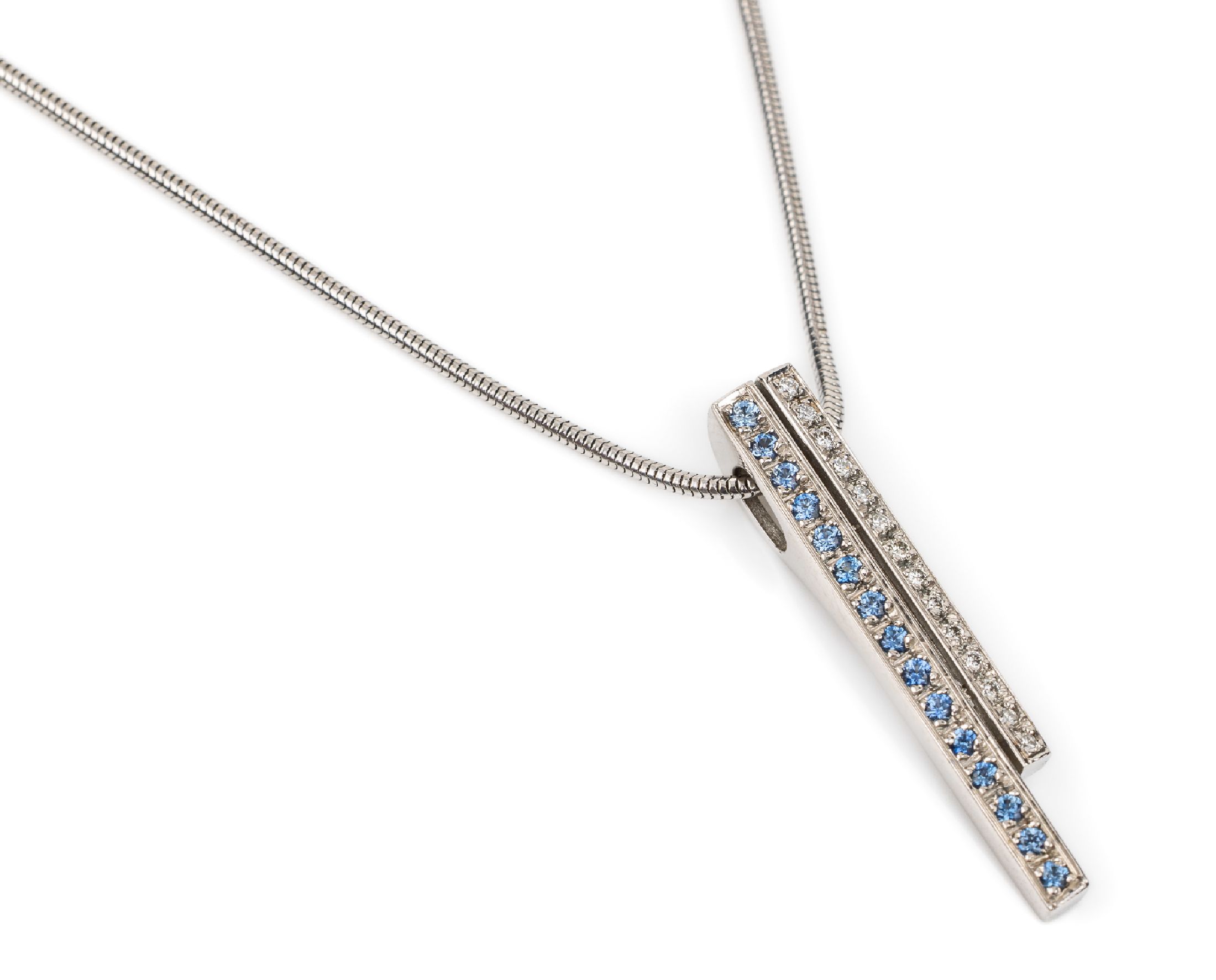 18 kt Gold Brillant-Saphir-Anhänger, WG 750/000, 13 Brillanten zus. ca. 0.11 ct Weiß/si, 15 Saphire zus. ca. 0.15 ct, an Schlangenkette, L. ca. 42 ...