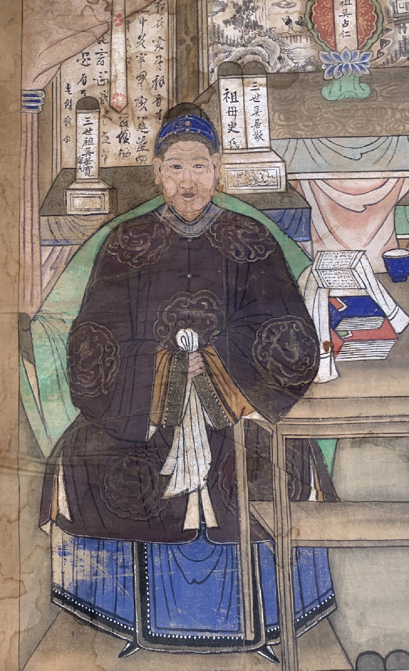 Detail a: Antike Ahnenbild, China, 19.Jhd, Papiermal erei, ca. 133 x 96 cm, EHZ: 3,(Wasserflecken).