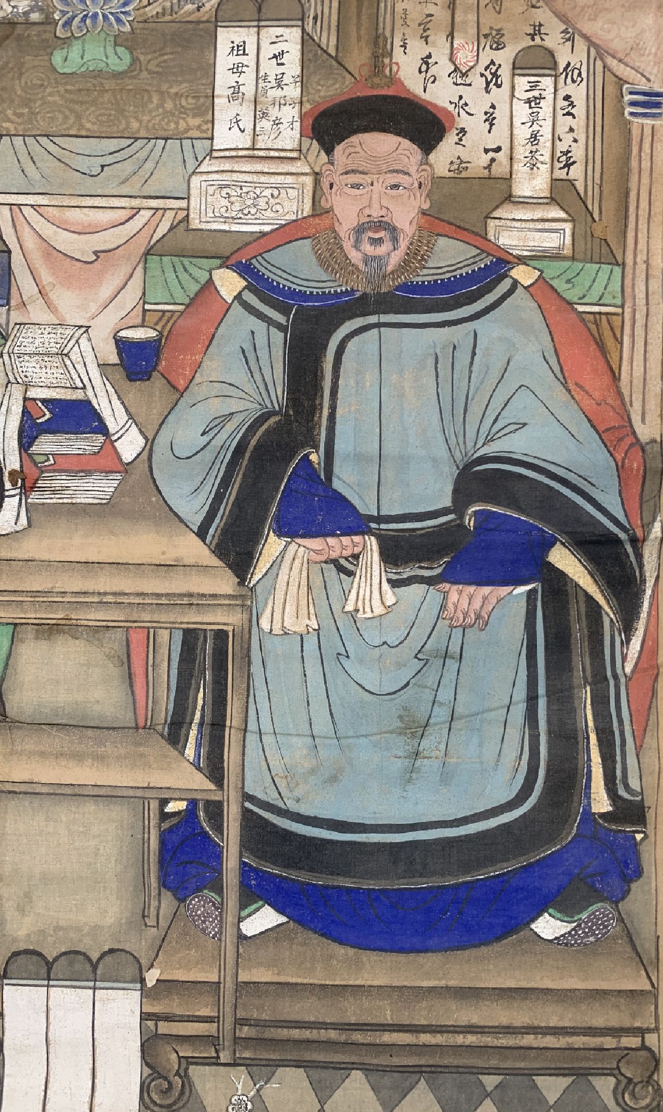 Detail b: Antike Ahnenbild, China, 19.Jhd, Papiermal erei, ca. 133 x 96 cm, EHZ: 3,(Wasserflecken).