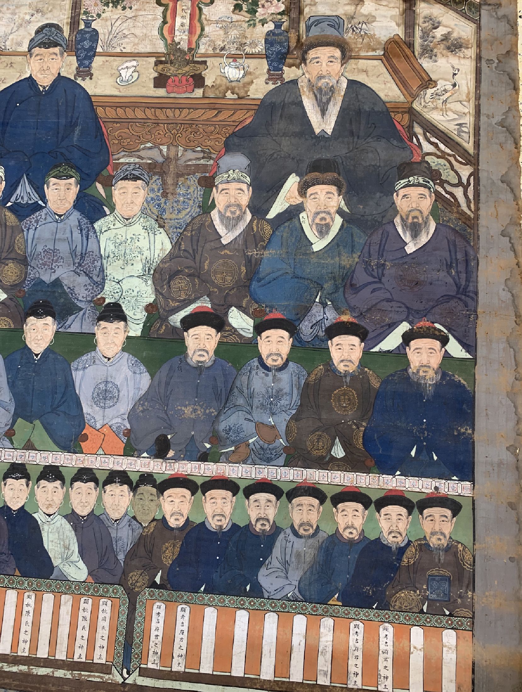 Detail a: Antikes Ahnenbild, China, 19.Jhd, Papiermalerei, ca. 215 x 175 cm, EHZ: 3(Wasserflecken)
