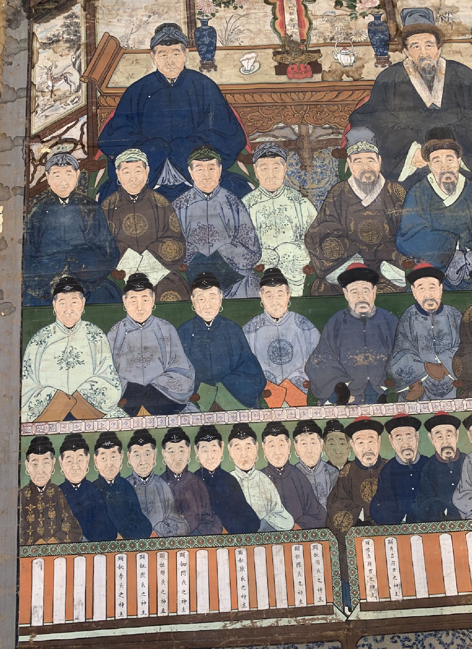Detail b: Antikes Ahnenbild, China, 19.Jhd, Papiermalerei, ca. 215 x 175 cm, EHZ: 3(Wasserflecken)