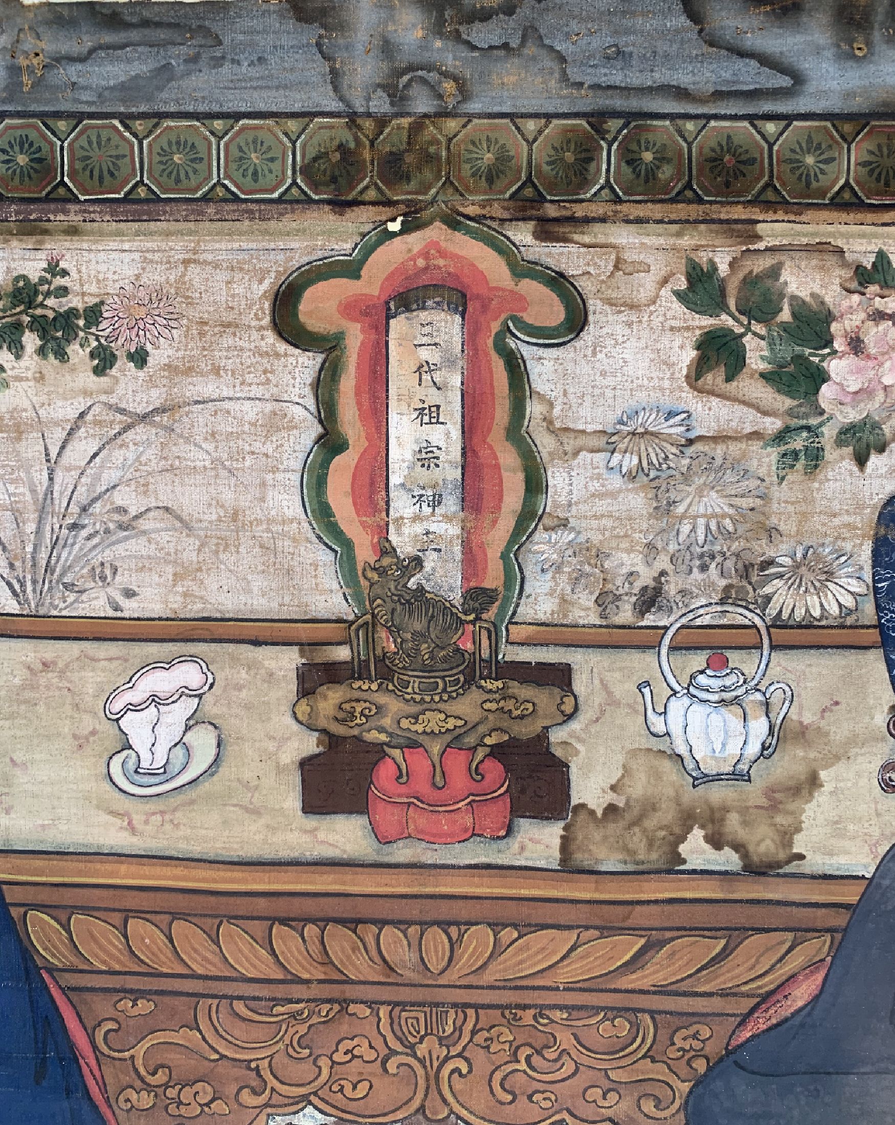 Detail c: Antikes Ahnenbild, China, 19.Jhd, Papiermalerei, ca. 215 x 175 cm, EHZ: 3(Wasserflecken)