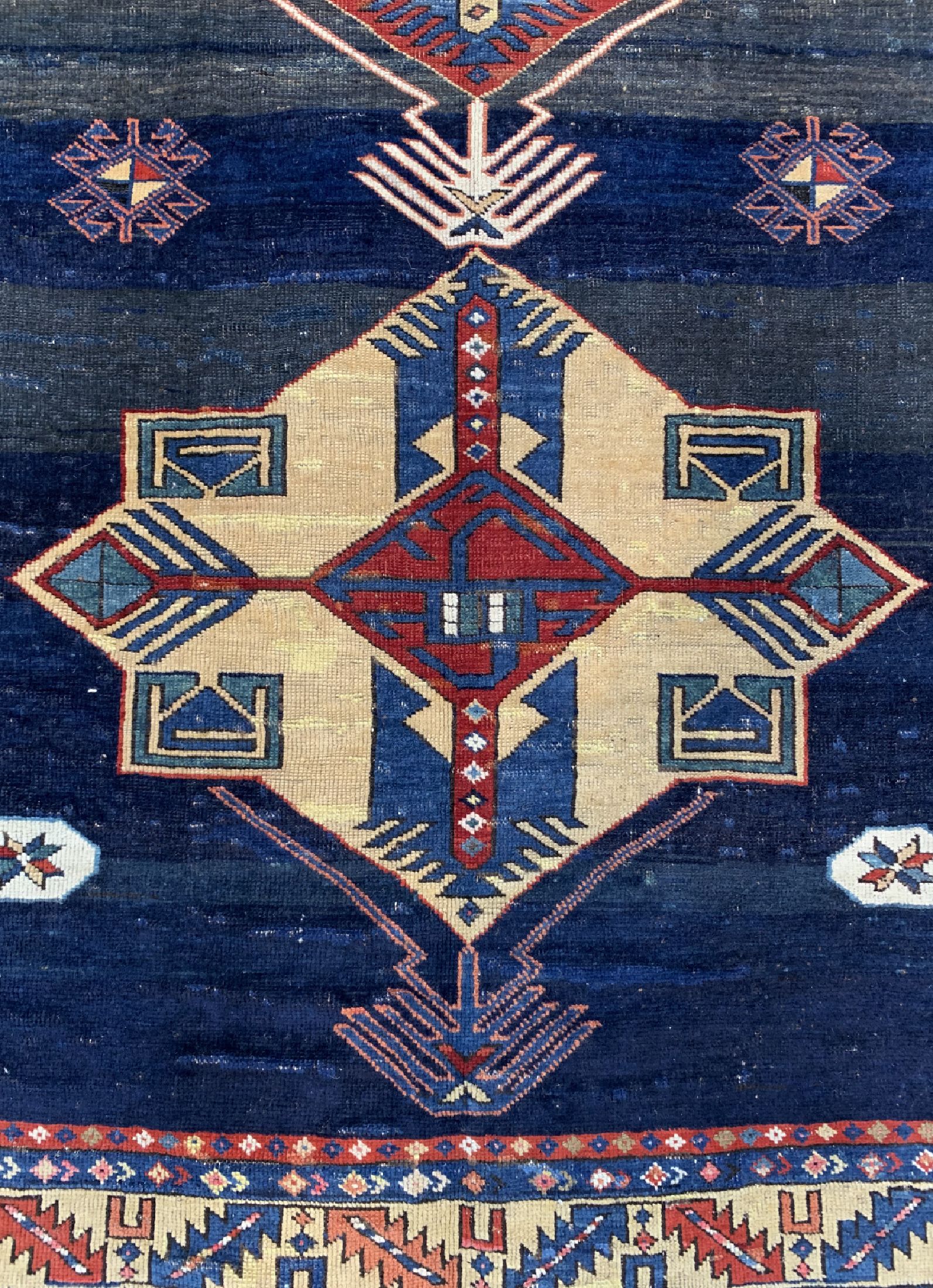 Detail b: Antiker Kazak, Kaukasus, 19.Jhd, Wolle auf Wolle, ca. 165 x 125 cm, EHZ: 3