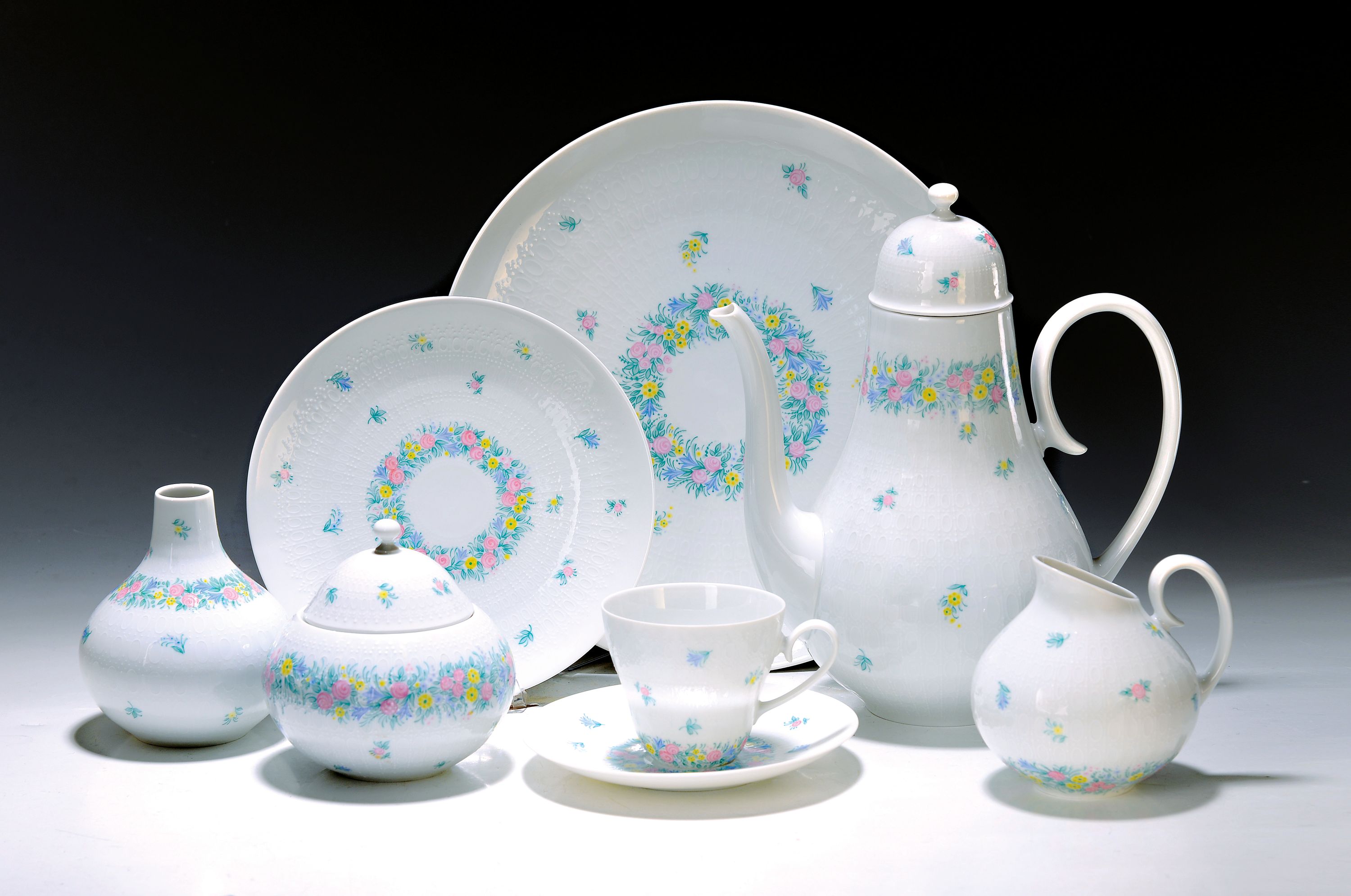 Kaffeeservice, Rosenthal, Entwurf Björn Wiinblad, Form Romanze mit buntem Blumendekor, Kaffeekanne, Zuckerdose, Milchkännchen, Sahnekännchen, 11 ...