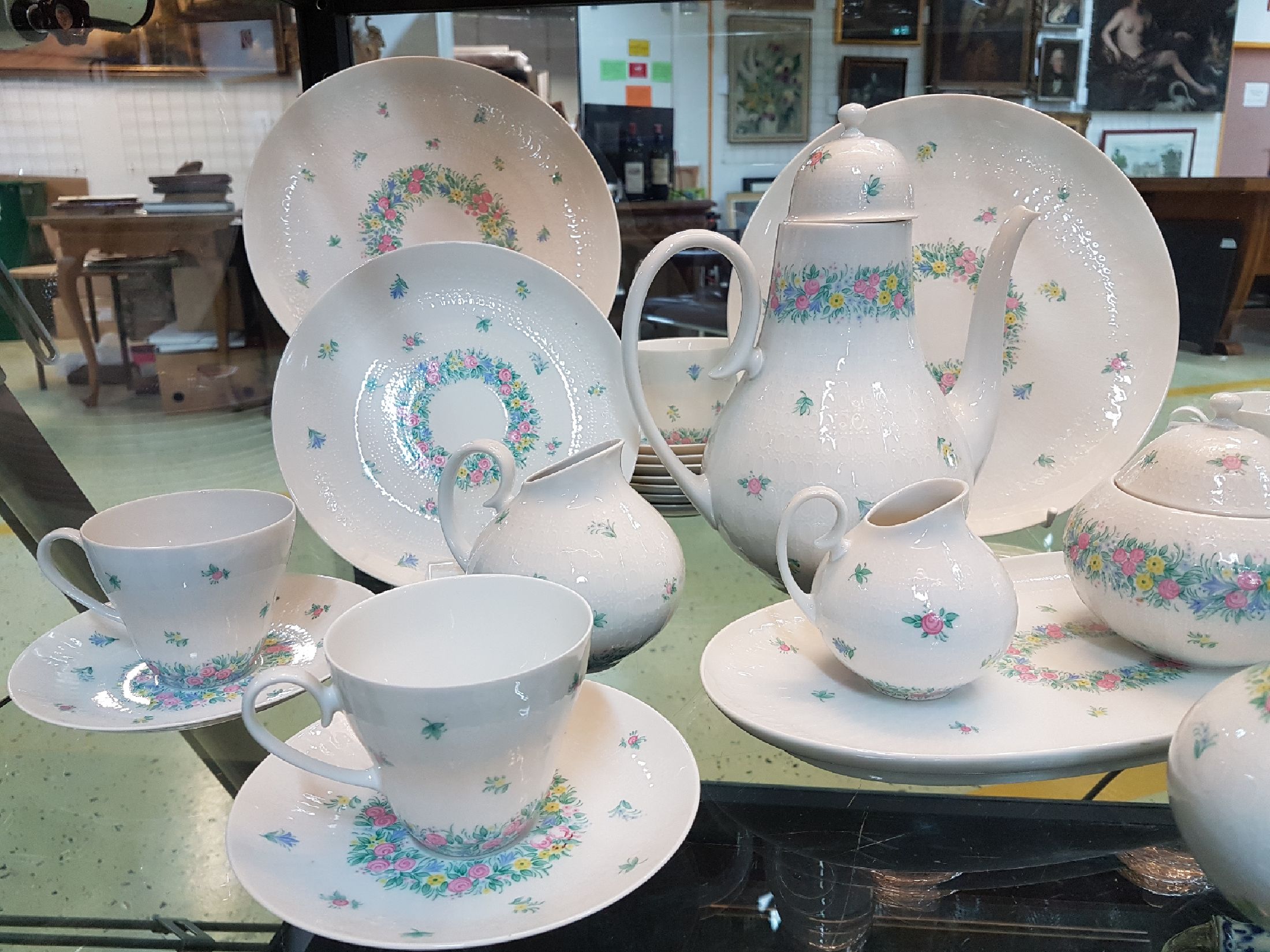 Detail a: Kaffeeservice, Rosenthal, Entwurf Björn Wiinblad, Form Romanze mit buntem Blumendekor, Kaffeekanne, Zuckerdose, Milchkännchen, Sahnekännchen, 11 ...