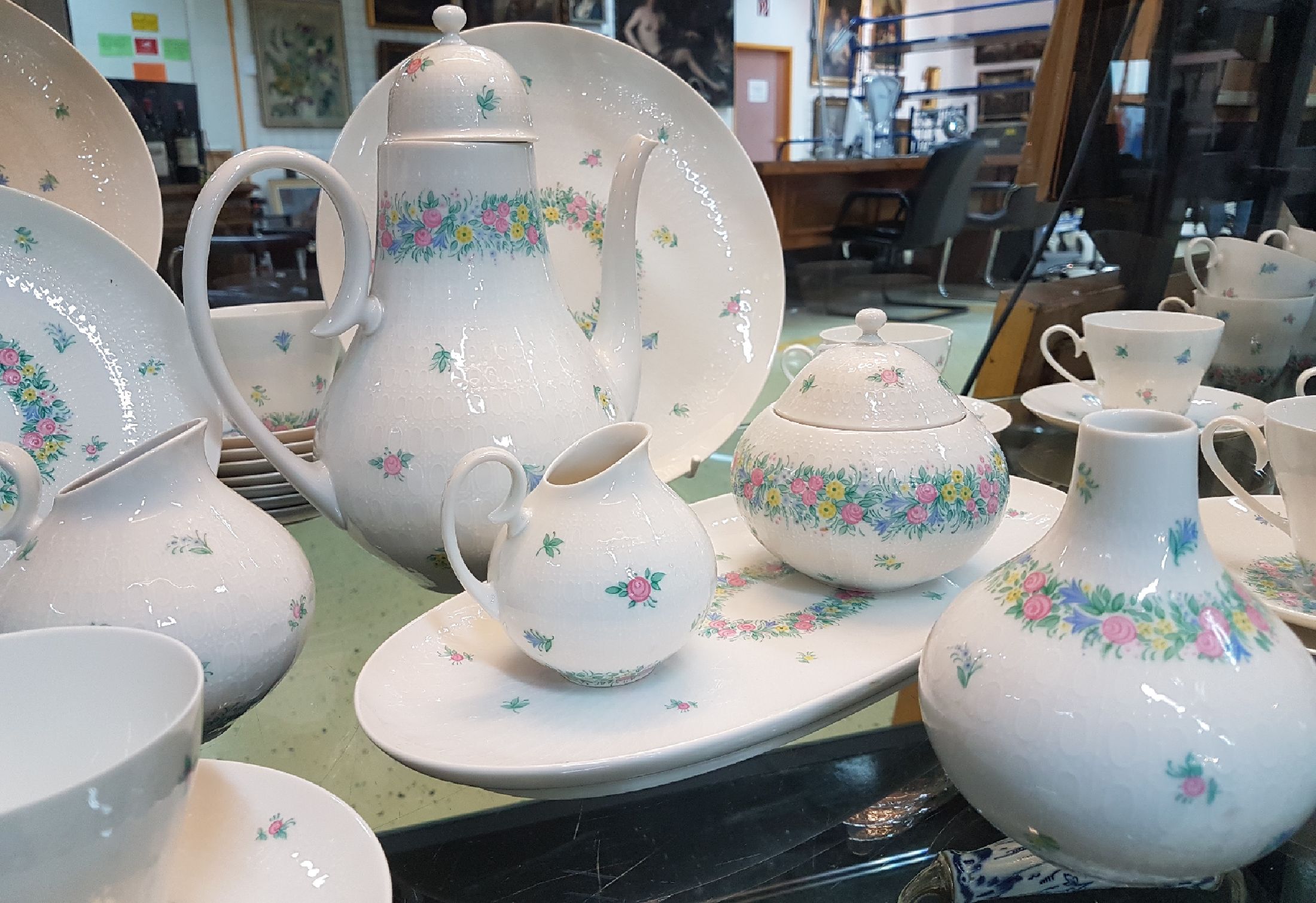 Detail b: Kaffeeservice, Rosenthal, Entwurf Björn Wiinblad, Form Romanze mit buntem Blumendekor, Kaffeekanne, Zuckerdose, Milchkännchen, Sahnekännchen, 11 ...