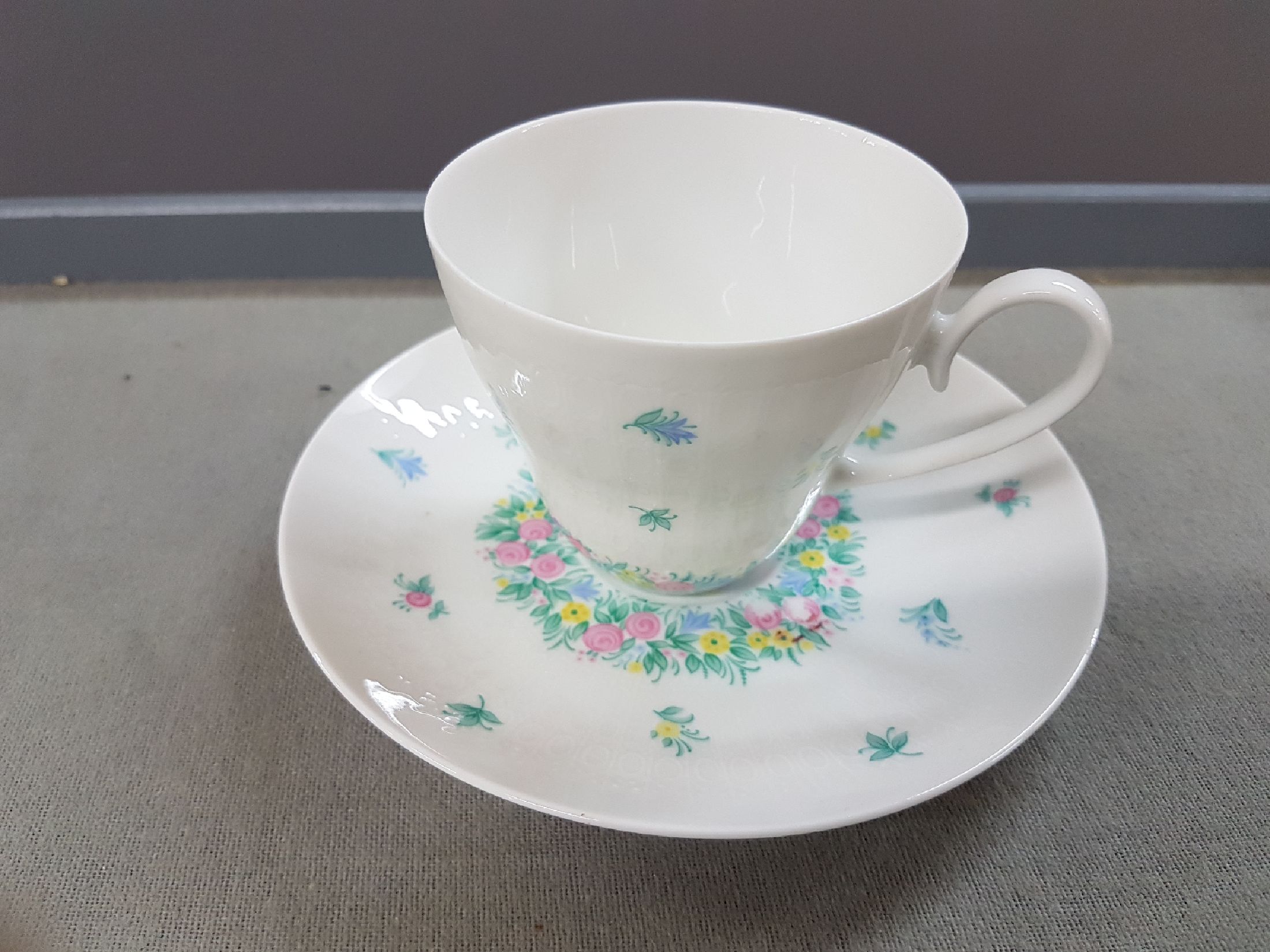 Detail c: Kaffeeservice, Rosenthal, Entwurf Björn Wiinblad, Form Romanze mit buntem Blumendekor, Kaffeekanne, Zuckerdose, Milchkännchen, Sahnekännchen, 11 ...