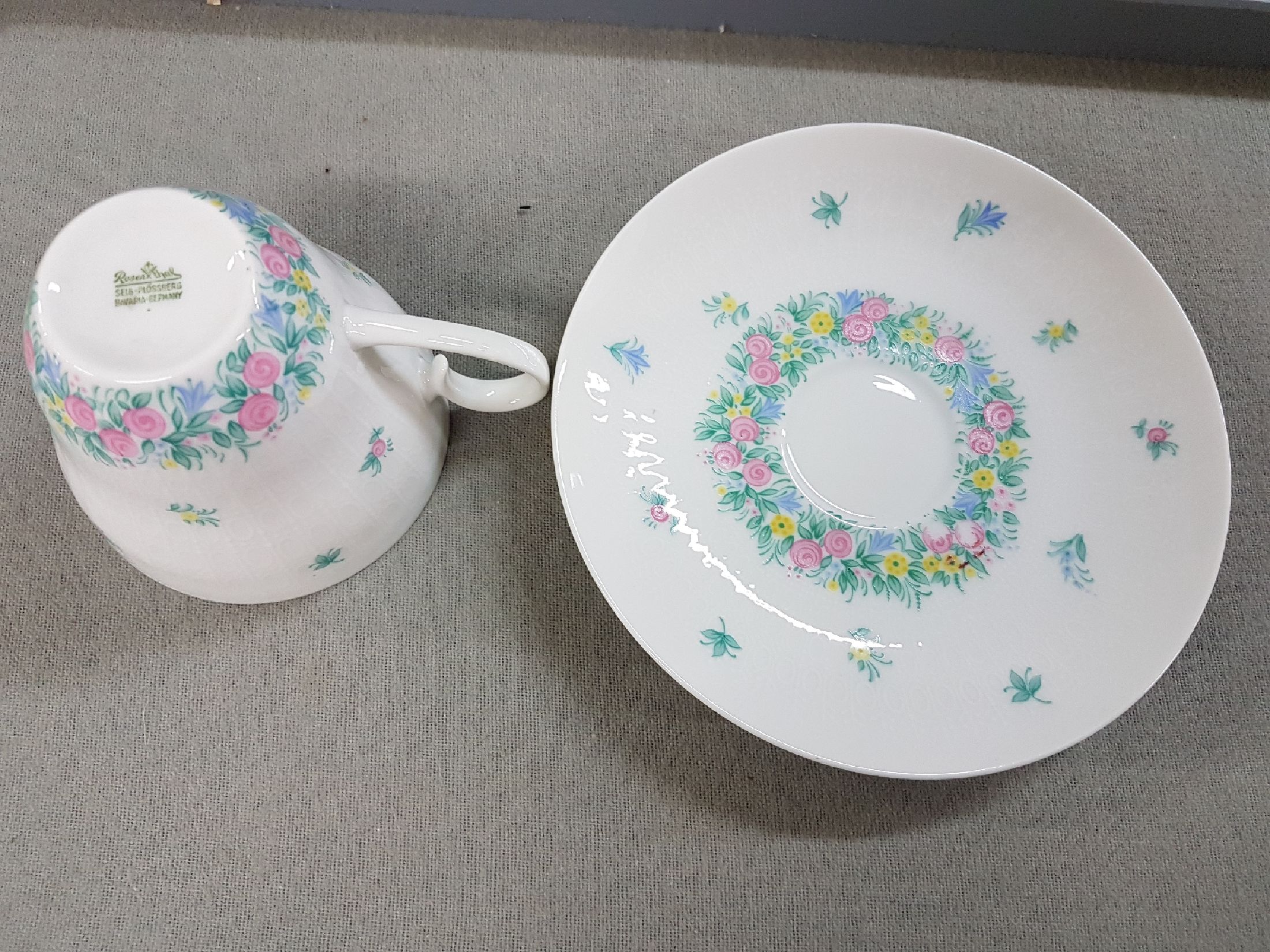 Detail d: Kaffeeservice, Rosenthal, Entwurf Björn Wiinblad, Form Romanze mit buntem Blumendekor, Kaffeekanne, Zuckerdose, Milchkännchen, Sahnekännchen, 11 ...