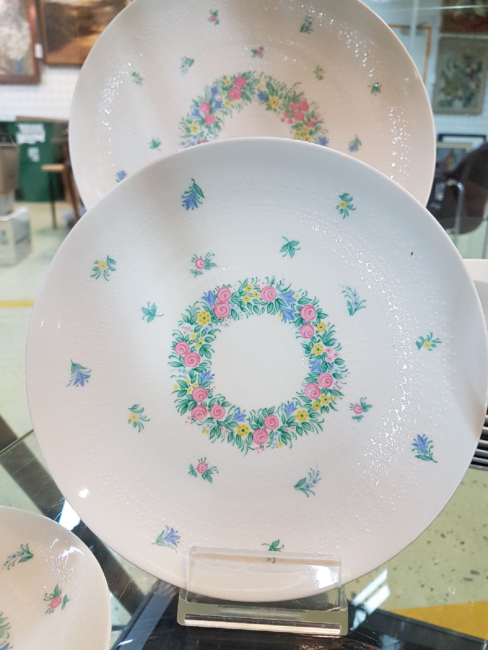 Detail e: Kaffeeservice, Rosenthal, Entwurf Björn Wiinblad, Form Romanze mit buntem Blumendekor, Kaffeekanne, Zuckerdose, Milchkännchen, Sahnekännchen, 11 ...