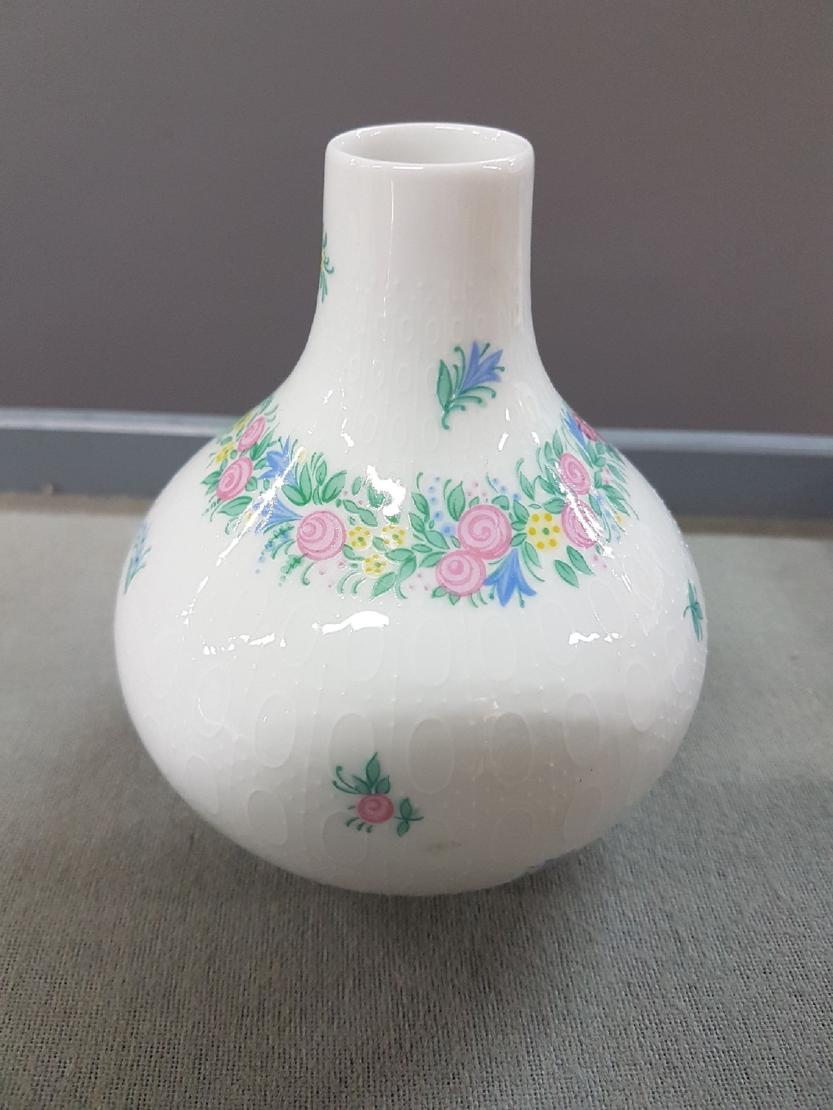 Detail f: Kaffeeservice, Rosenthal, Entwurf Björn Wiinblad, Form Romanze mit buntem Blumendekor, Kaffeekanne, Zuckerdose, Milchkännchen, Sahnekännchen, 11 ...