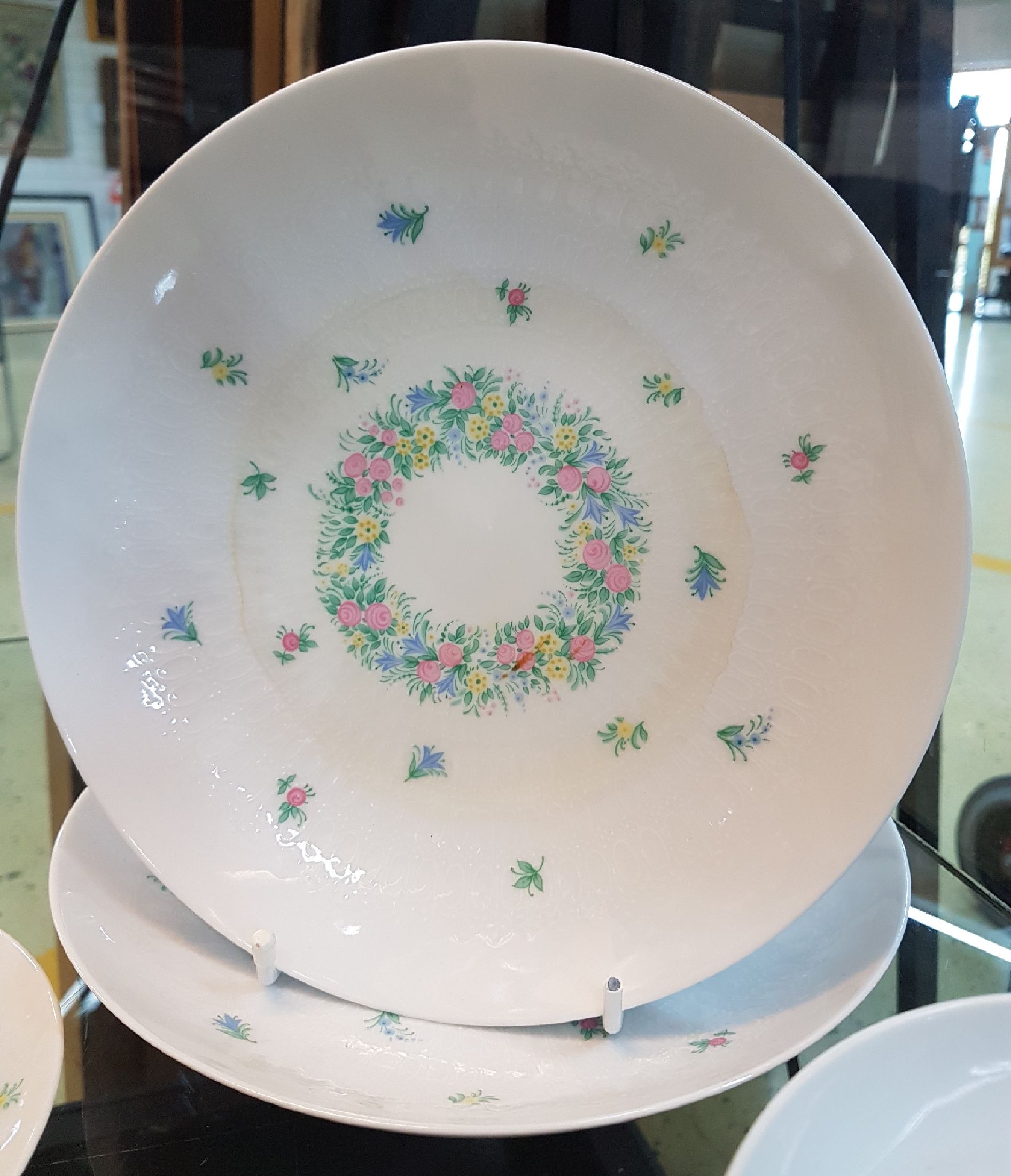 Detail g: Kaffeeservice, Rosenthal, Entwurf Björn Wiinblad, Form Romanze mit buntem Blumendekor, Kaffeekanne, Zuckerdose, Milchkännchen, Sahnekännchen, 11 ...
