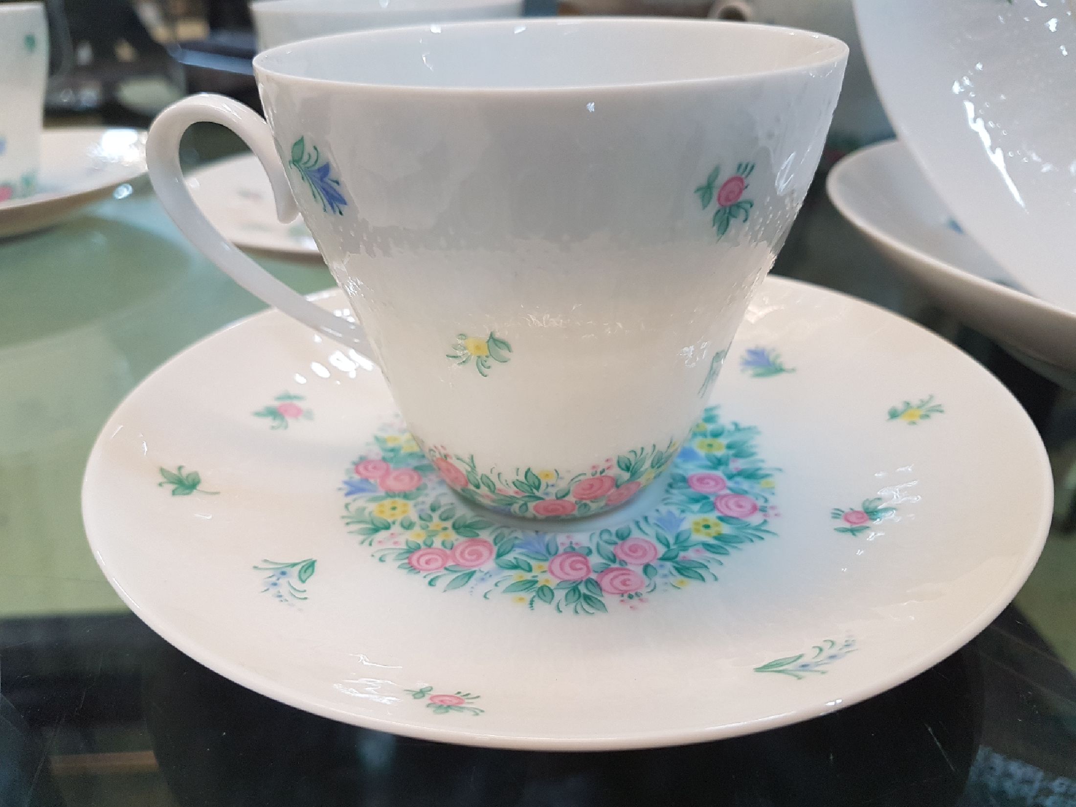 Detail h: Kaffeeservice, Rosenthal, Entwurf Björn Wiinblad, Form Romanze mit buntem Blumendekor, Kaffeekanne, Zuckerdose, Milchkännchen, Sahnekännchen, 11 ...
