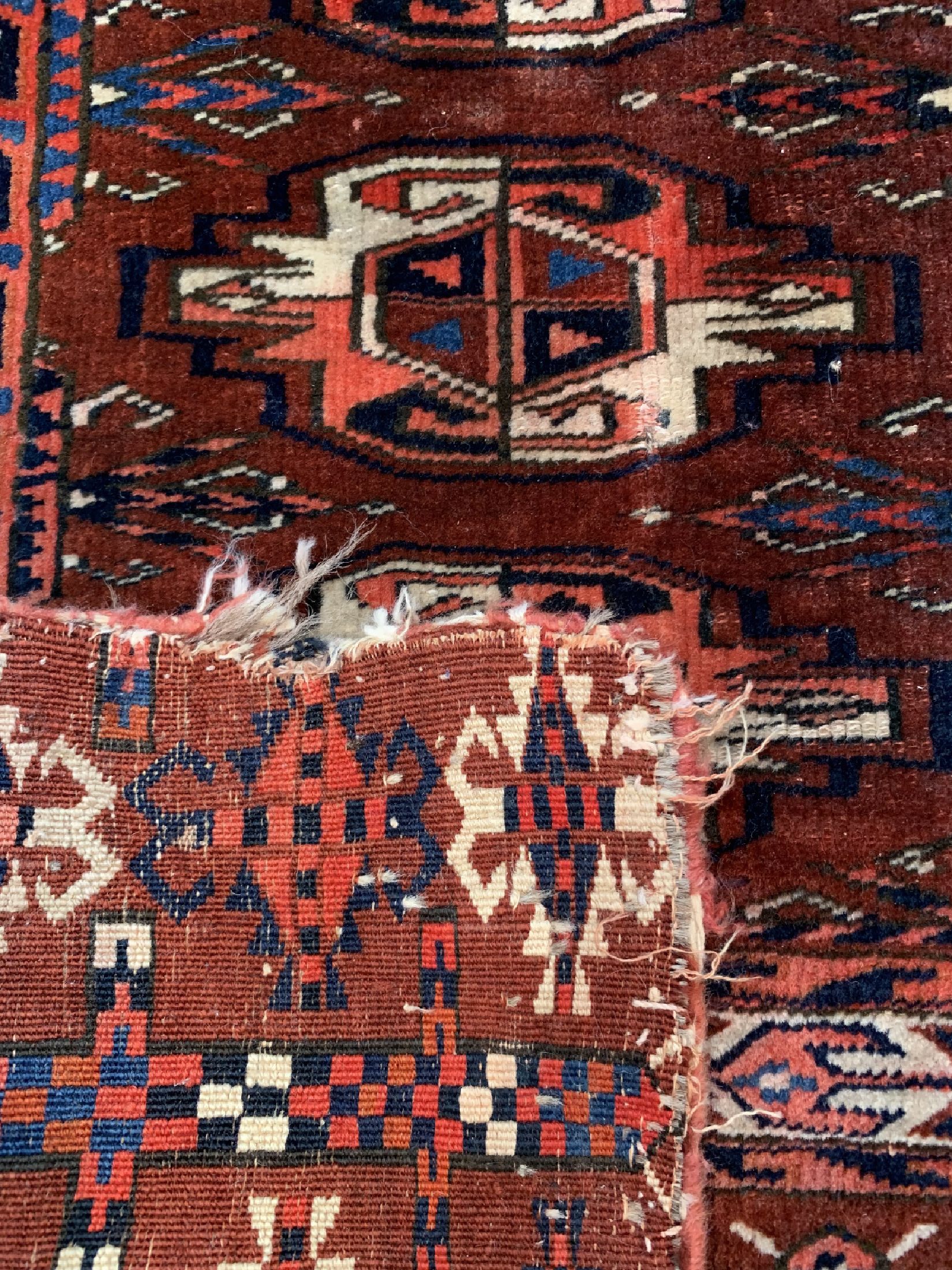 Detail d: Tekke Tschowal antik, Kaukasus, 19.Jhd, Wolle auf Wolle, ca. 130 x 75 cm, EHZ: 3(geflickt)
