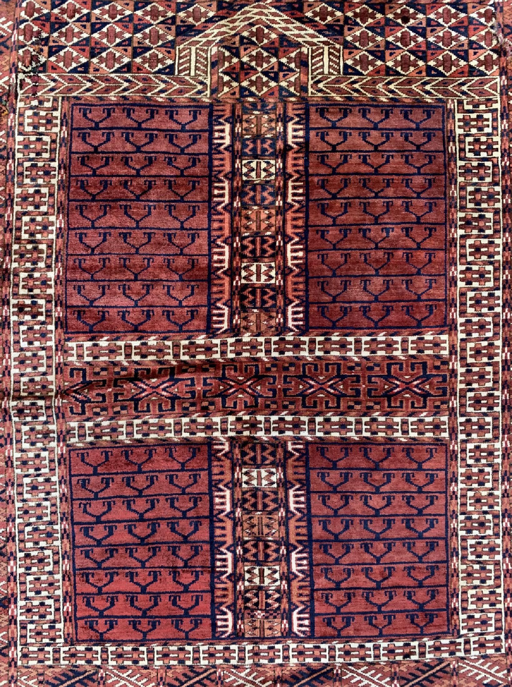 Detail b: Tekke Engsi antik, Turkmenistan, um 1900, Wolle auf Wolle, ca. 150 x 135 cm, EHZ: 2(Restauriert)