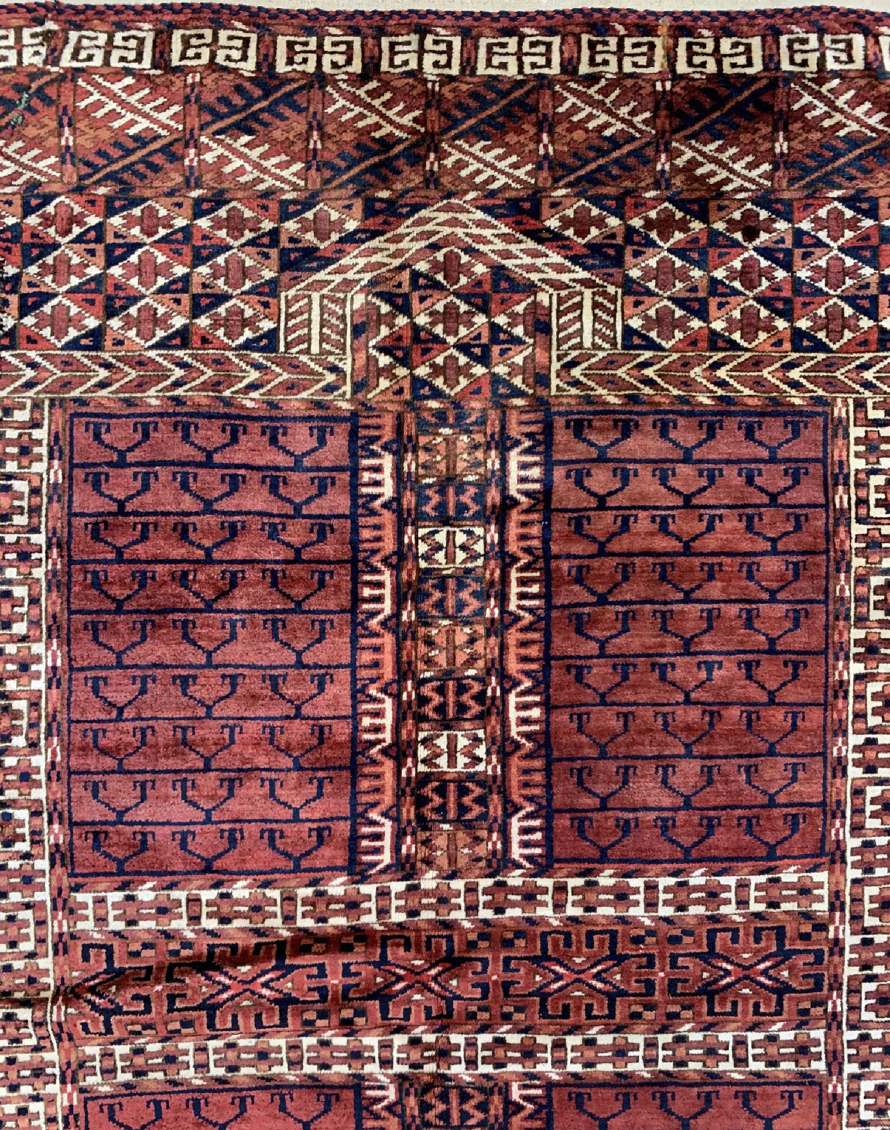 Detail c: Tekke Engsi antik, Turkmenistan, um 1900, Wolle auf Wolle, ca. 150 x 135 cm, EHZ: 2(Restauriert)