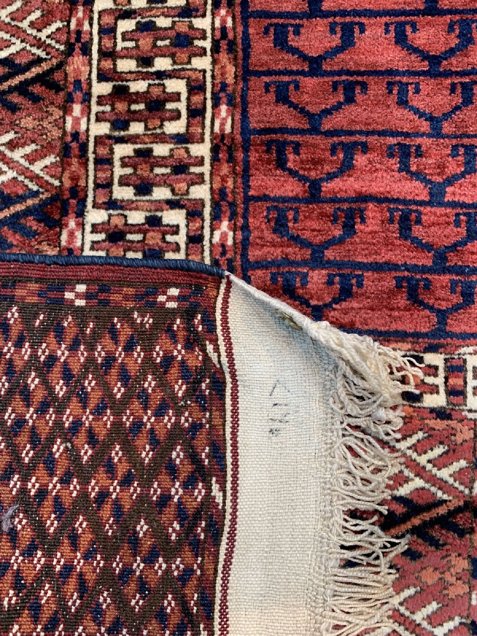 Detail d: Tekke Engsi antik, Turkmenistan, um 1900, Wolle auf Wolle, ca. 150 x 135 cm, EHZ: 2(Restauriert)