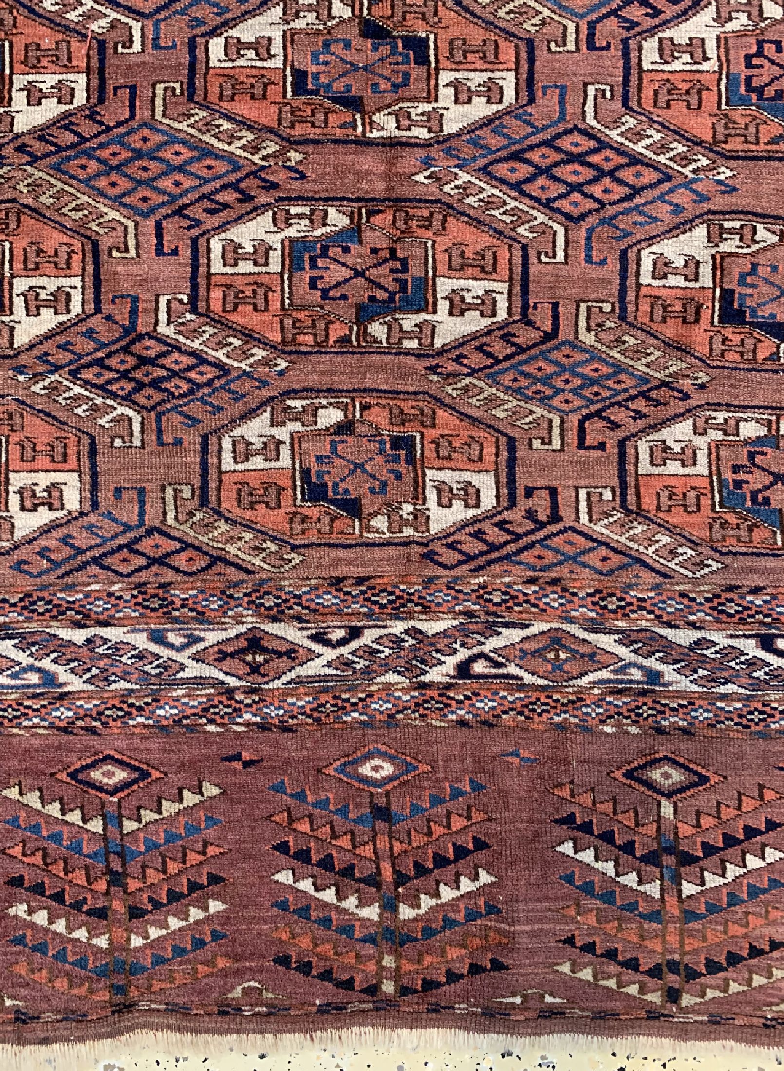 Detail b: Tekke Hauptteppich antik, Turkmenistan, 19.Jhd, Wolle auf Wolle, ca. 303 x 185 cm, EHZ: 2