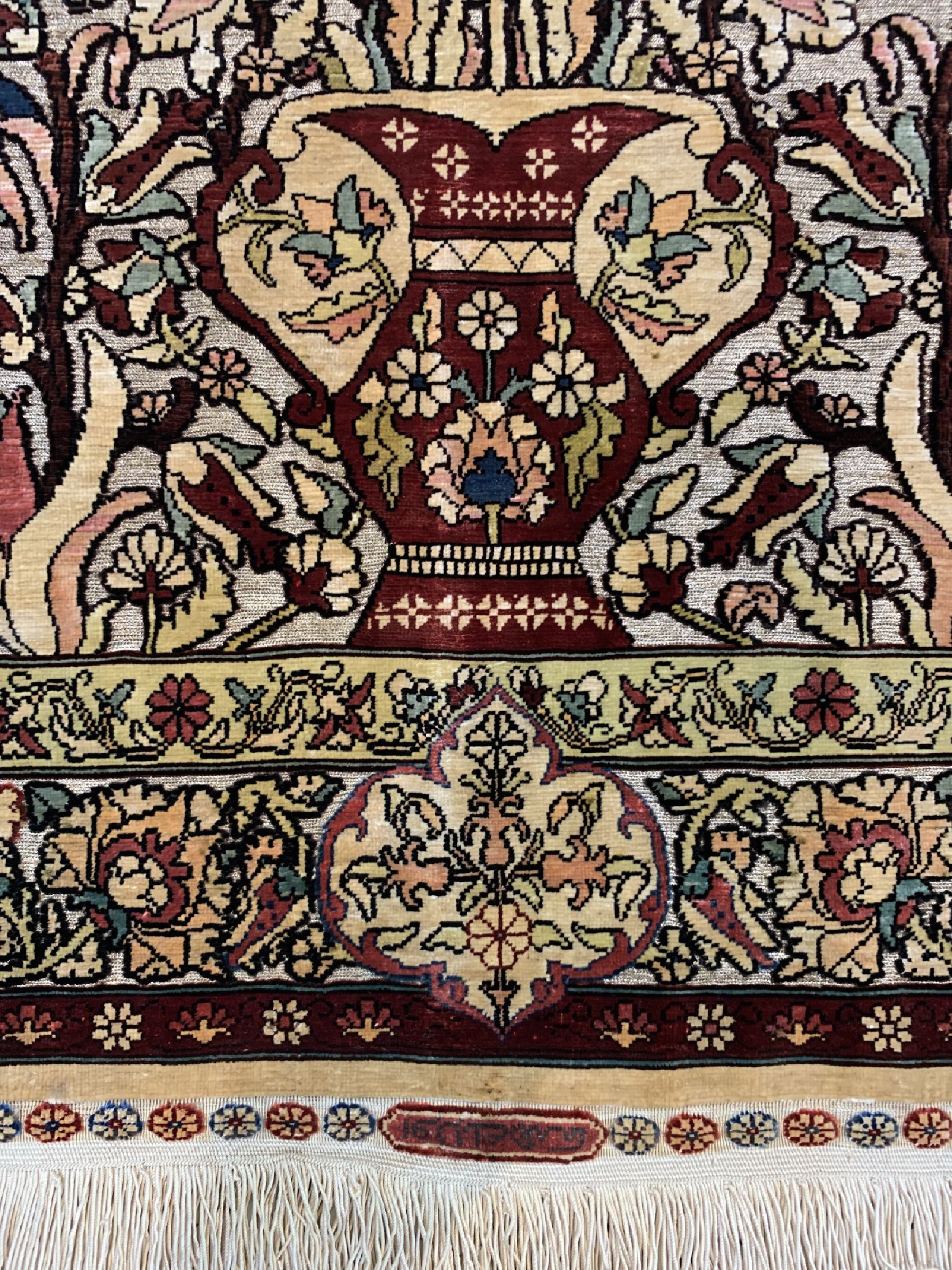 Detail a: Hereke Seide fein, Türkei, signiert(Özipek), um 1960, reine Naturseide, ca. 98 x 63 cm, ca. 1,0 Mio. Kn/qm, EHZ: 1