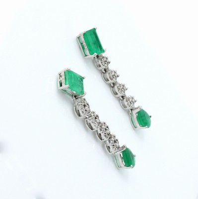 26667456a - Paar Ohrgehänge mit Smaragden und Diamanten