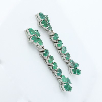 26667458a - Paar Ohrgehänge mit Smaragden und Diamanten