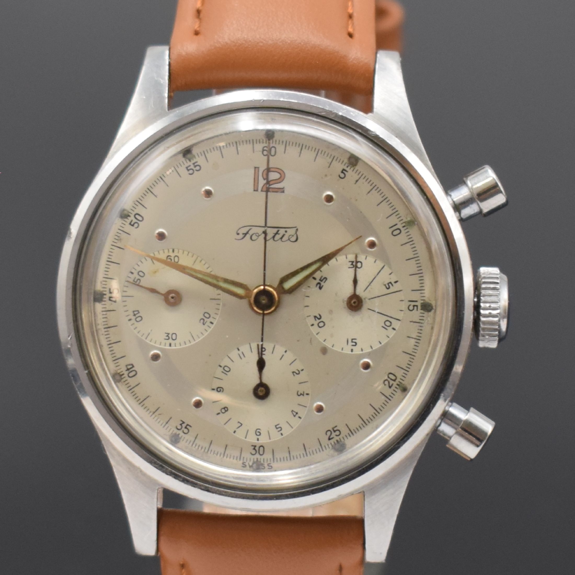 Detail a: FORTIS Valjoux 72 Schaltradchronograph in Stahl, Schweiz um 1950, Handaufzug, unpol. Stülpgeh., silb. Duoton-Zifferbl. fl., gold. Indizes u. Zeiger, ...