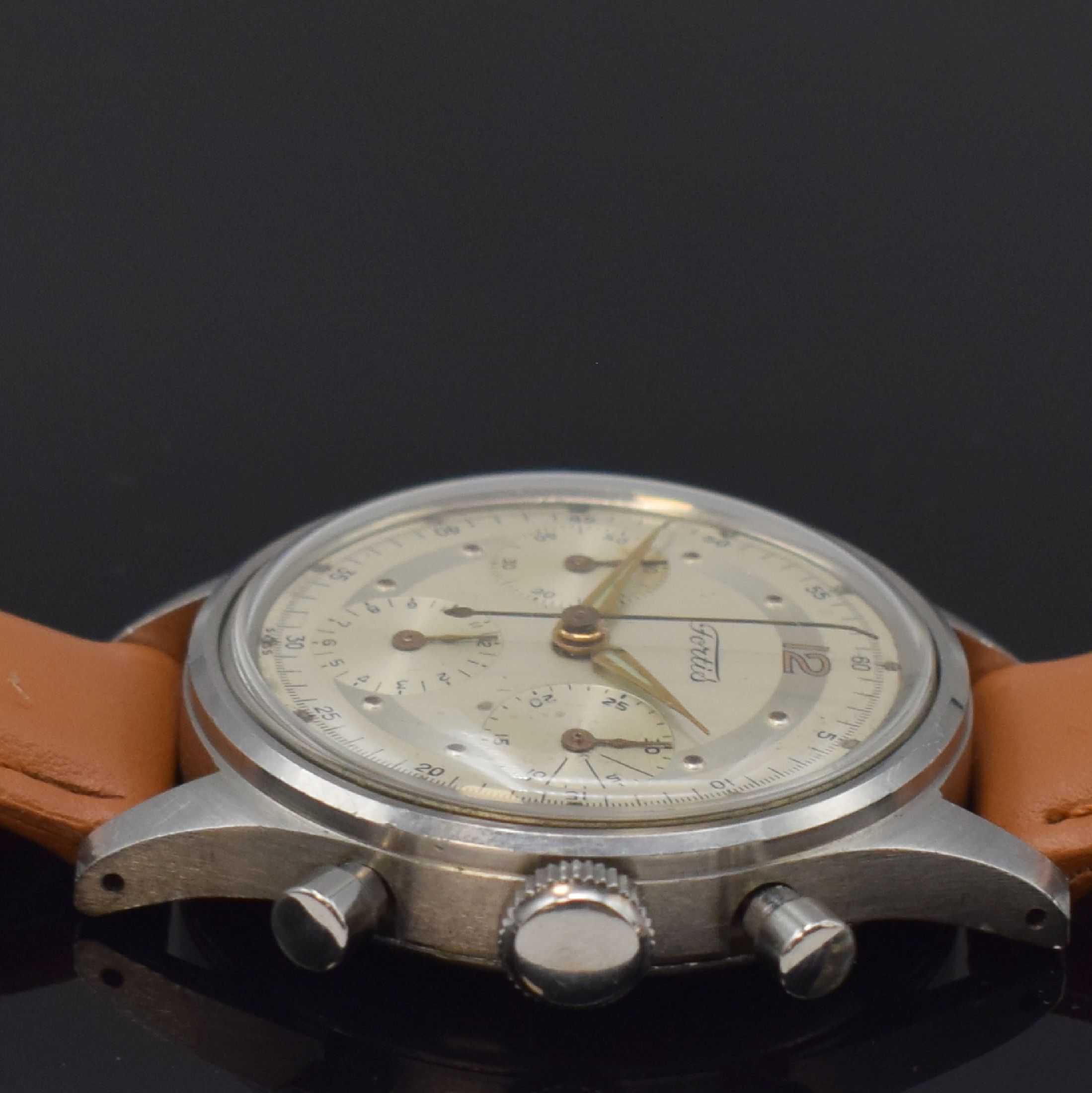 Detail b: FORTIS Valjoux 72 Schaltradchronograph in Stahl, Schweiz um 1950, Handaufzug, unpol. Stülpgeh., silb. Duoton-Zifferbl. fl., gold. Indizes u. Zeiger, ...
