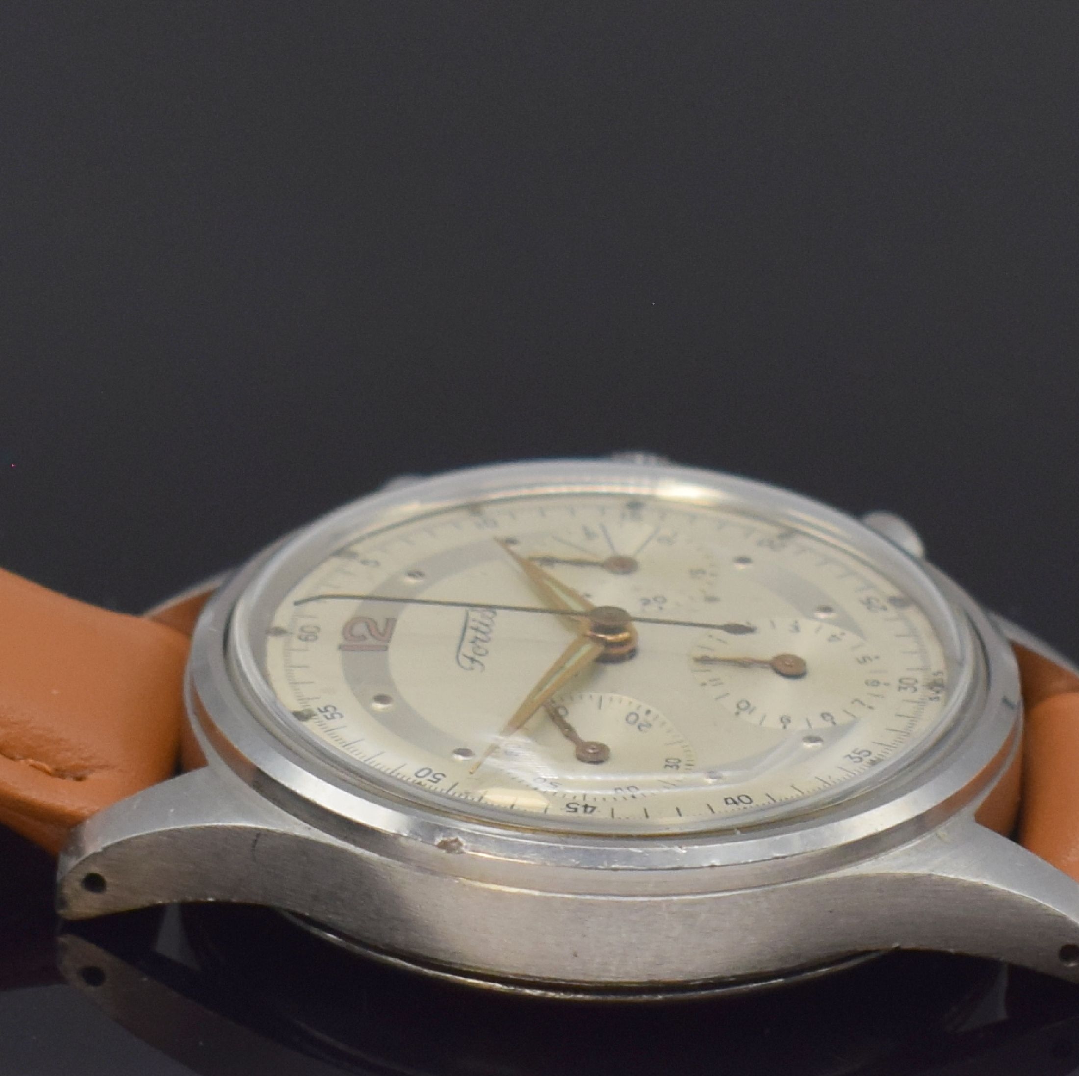 Detail c: FORTIS Valjoux 72 Schaltradchronograph in Stahl, Schweiz um 1950, Handaufzug, unpol. Stülpgeh., silb. Duoton-Zifferbl. fl., gold. Indizes u. Zeiger, ...