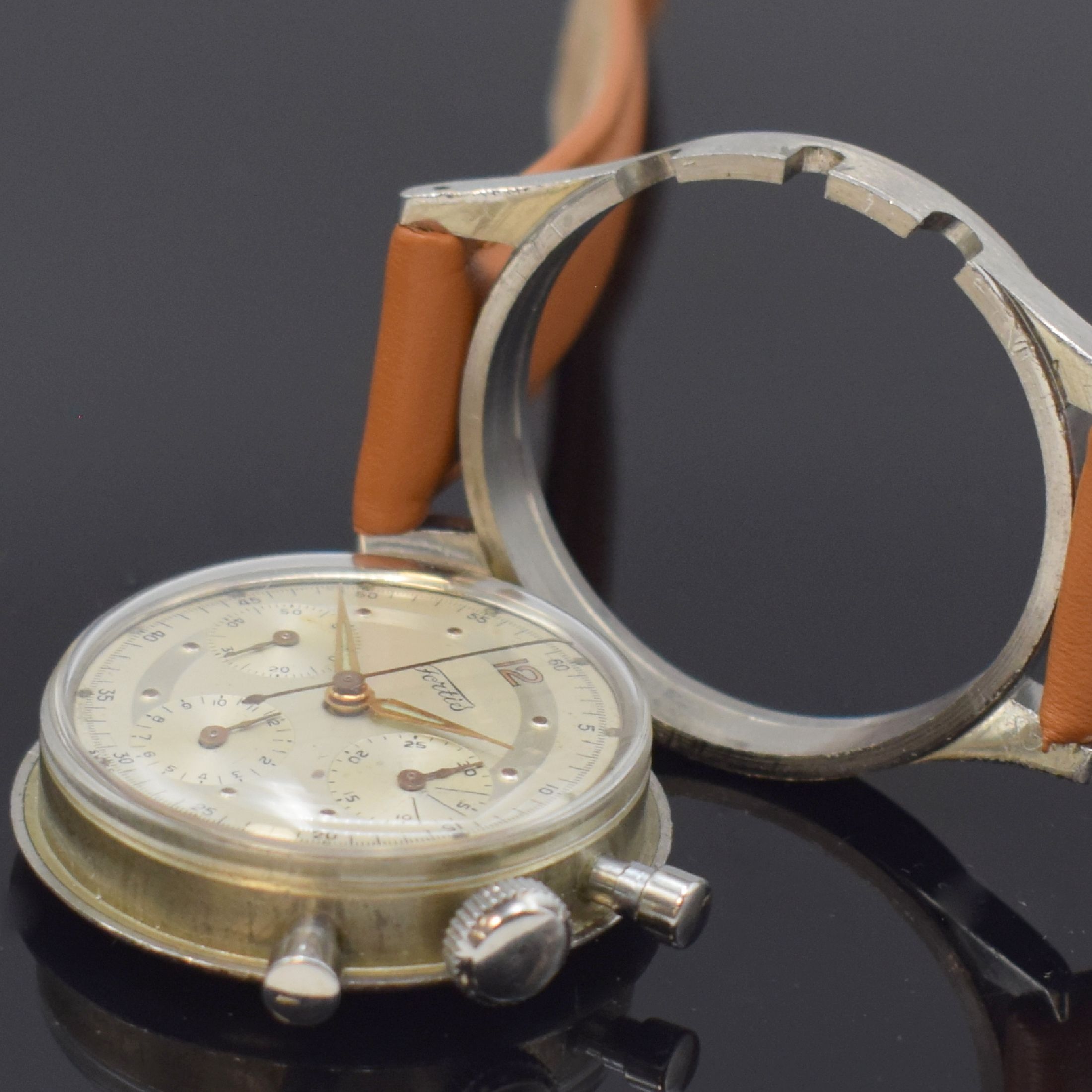 Detail e: FORTIS Valjoux 72 Schaltradchronograph in Stahl, Schweiz um 1950, Handaufzug, unpol. Stülpgeh., silb. Duoton-Zifferbl. fl., gold. Indizes u. Zeiger, ...