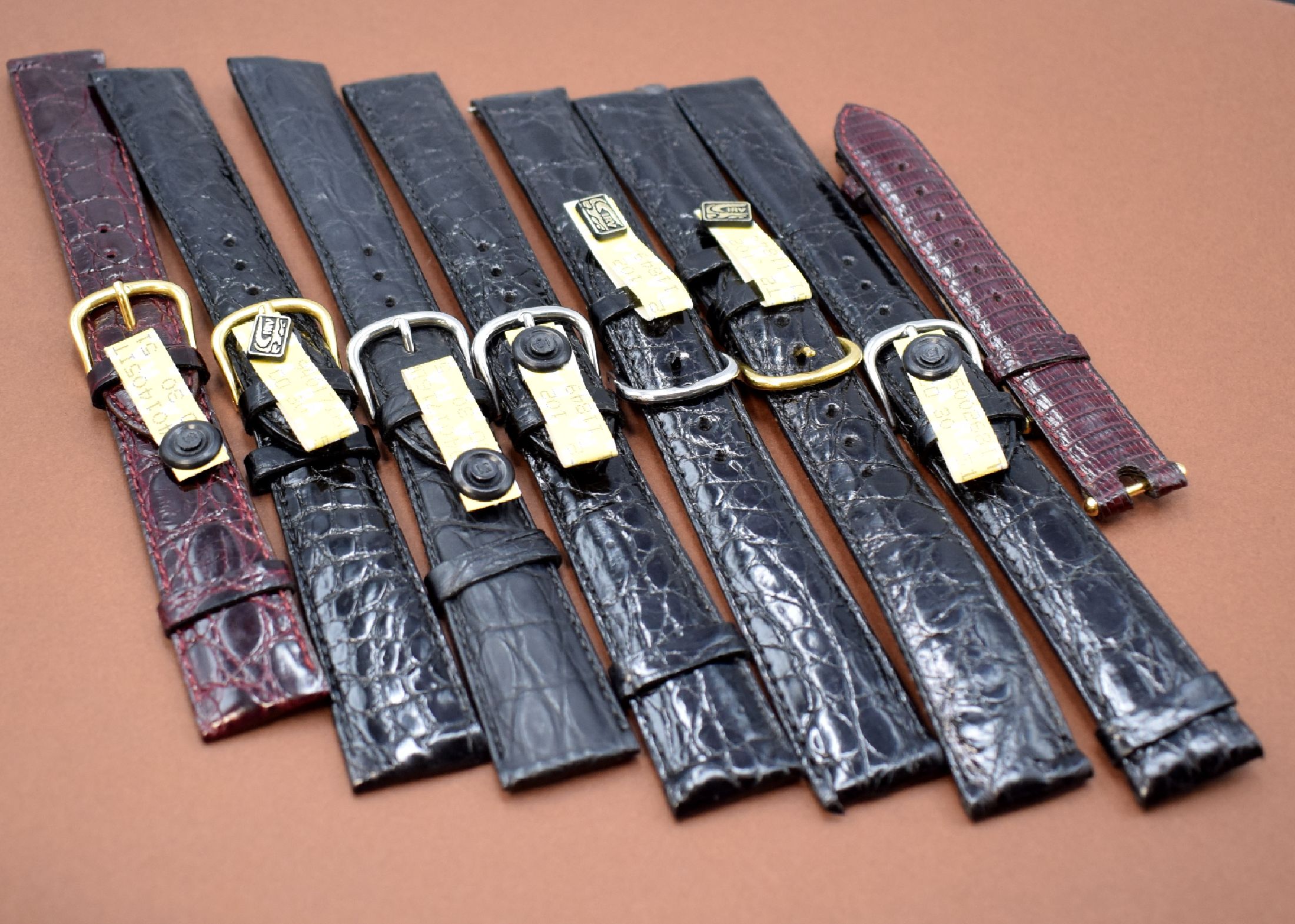 GLASHÜTTE ORIGINAL 7 Kroko-Lederbänder für Armbanduhren und 1 neutrales Band, um 2000, für 20 mm Anstoß (gemessen 19,5 - 20,5), 6 schwarze und ...