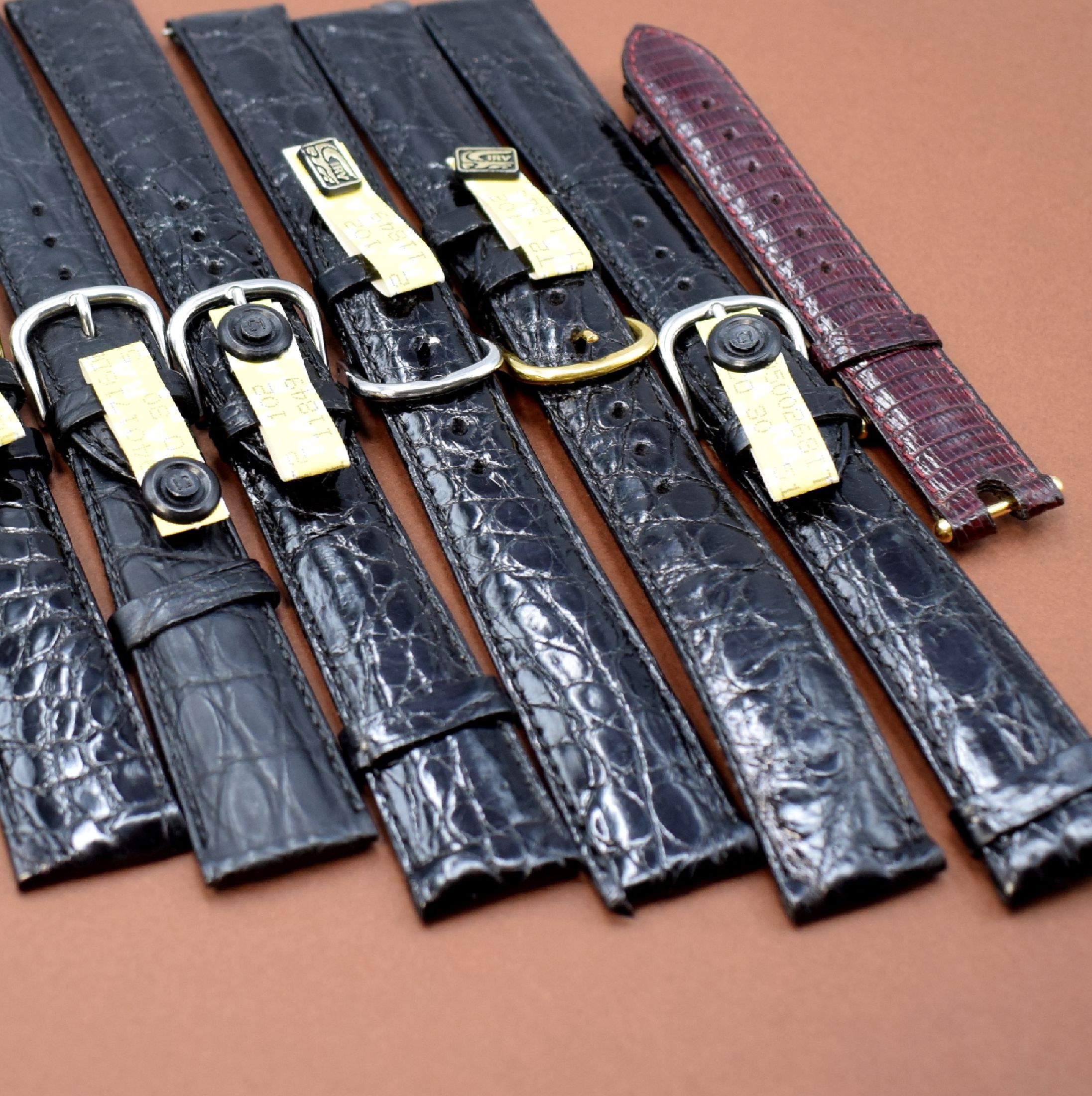 Detail a: GLASHÜTTE ORIGINAL 7 Kroko-Lederbänder für Armbanduhren und 1 neutrales Band, um 2000, für 20 mm Anstoß (gemessen 19,5 - 20,5), 6 schwarze und ...