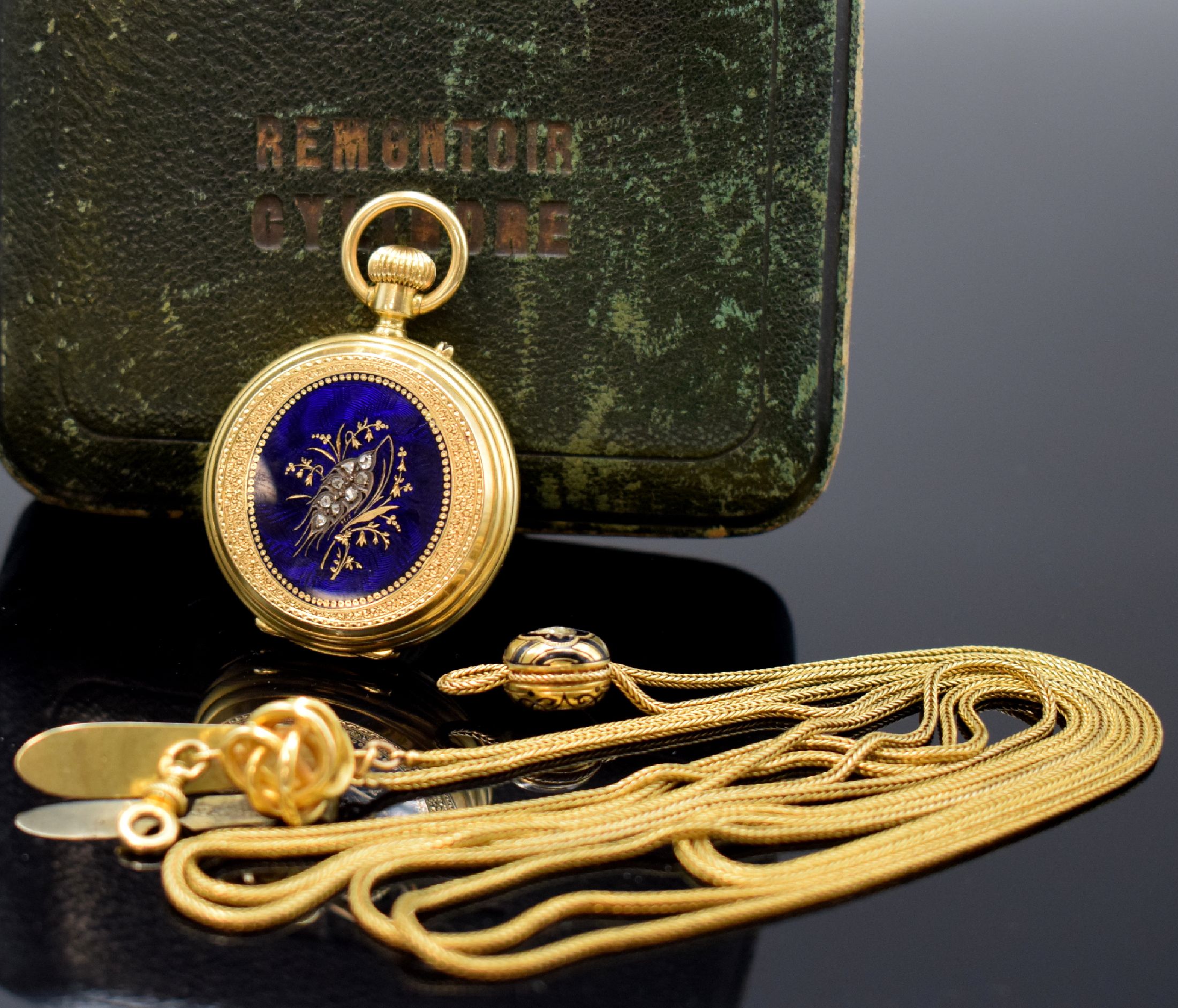 Detail b: Emaillierte Damensavonette mit langer Schieber-Kette in GG 750/000, Schweiz um 1870, schweres 3-Deckel Goldgeh., beide Deckel blau emailliert, teils ...