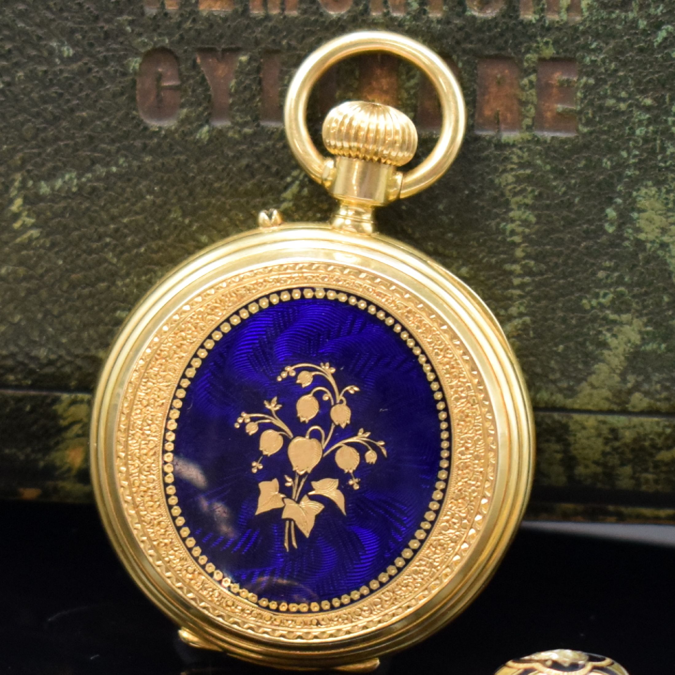 Detail c: Emaillierte Damensavonette mit langer Schieber-Kette in GG 750/000, Schweiz um 1870, schweres 3-Deckel Goldgeh., beide Deckel blau emailliert, teils ...