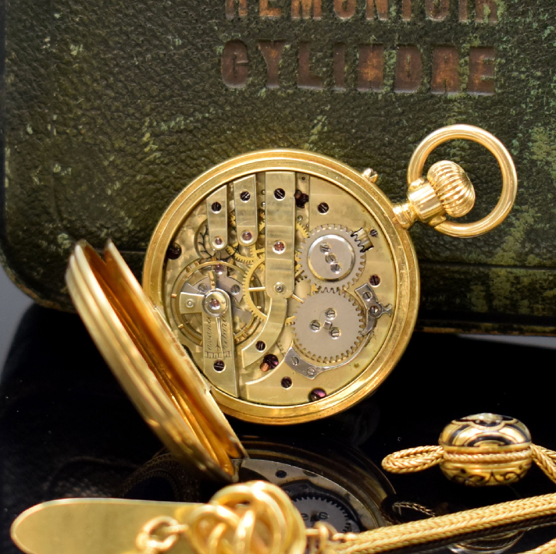Detail d: Emaillierte Damensavonette mit langer Schieber-Kette in GG 750/000, Schweiz um 1870, schweres 3-Deckel Goldgeh., beide Deckel blau emailliert, teils ...