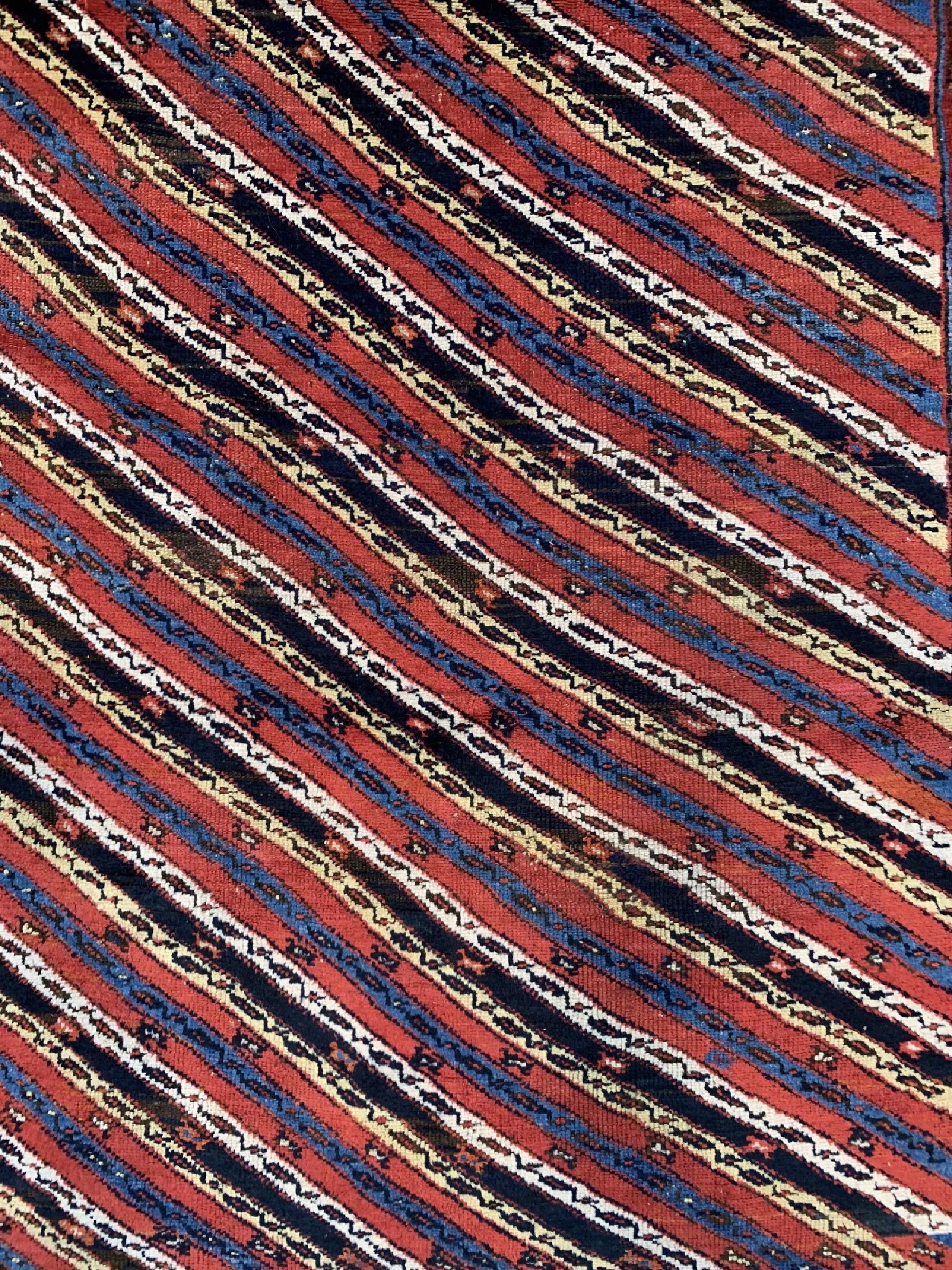 Detail b: Kurdische Gallerie antik, Persien, um 1900,Wolle auf Wolle, ca. 406 x 131 cm, EHZ: 1-2, (restauriert)