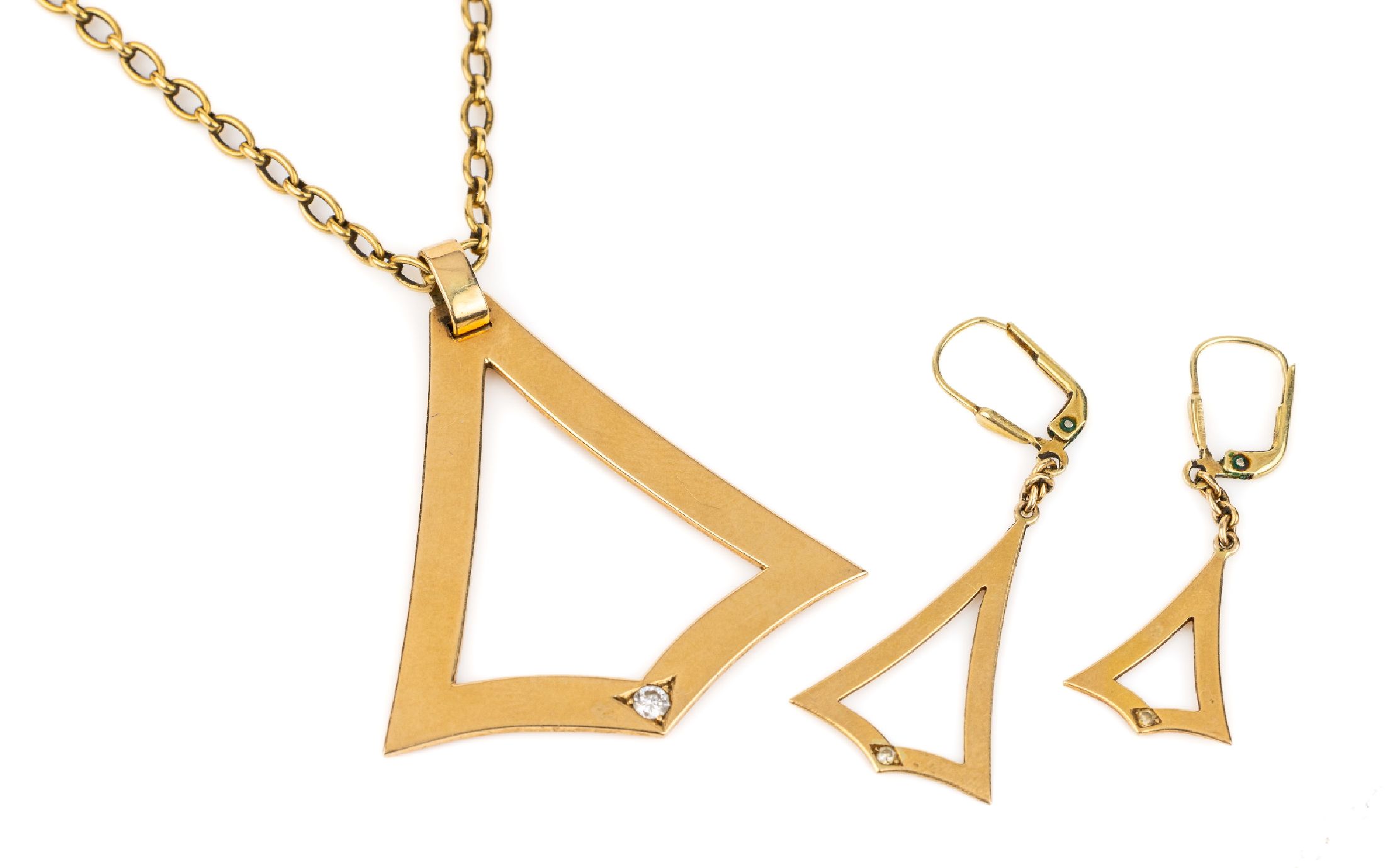 14 kt Gold Brillant-Schmuckset, GG 585/000,glockenförmig, best. aus: 1 Anhänger, ca. 5 x 4.2 cm, an Kette, GG 750/000, L. ca. 54.5 cm, ...